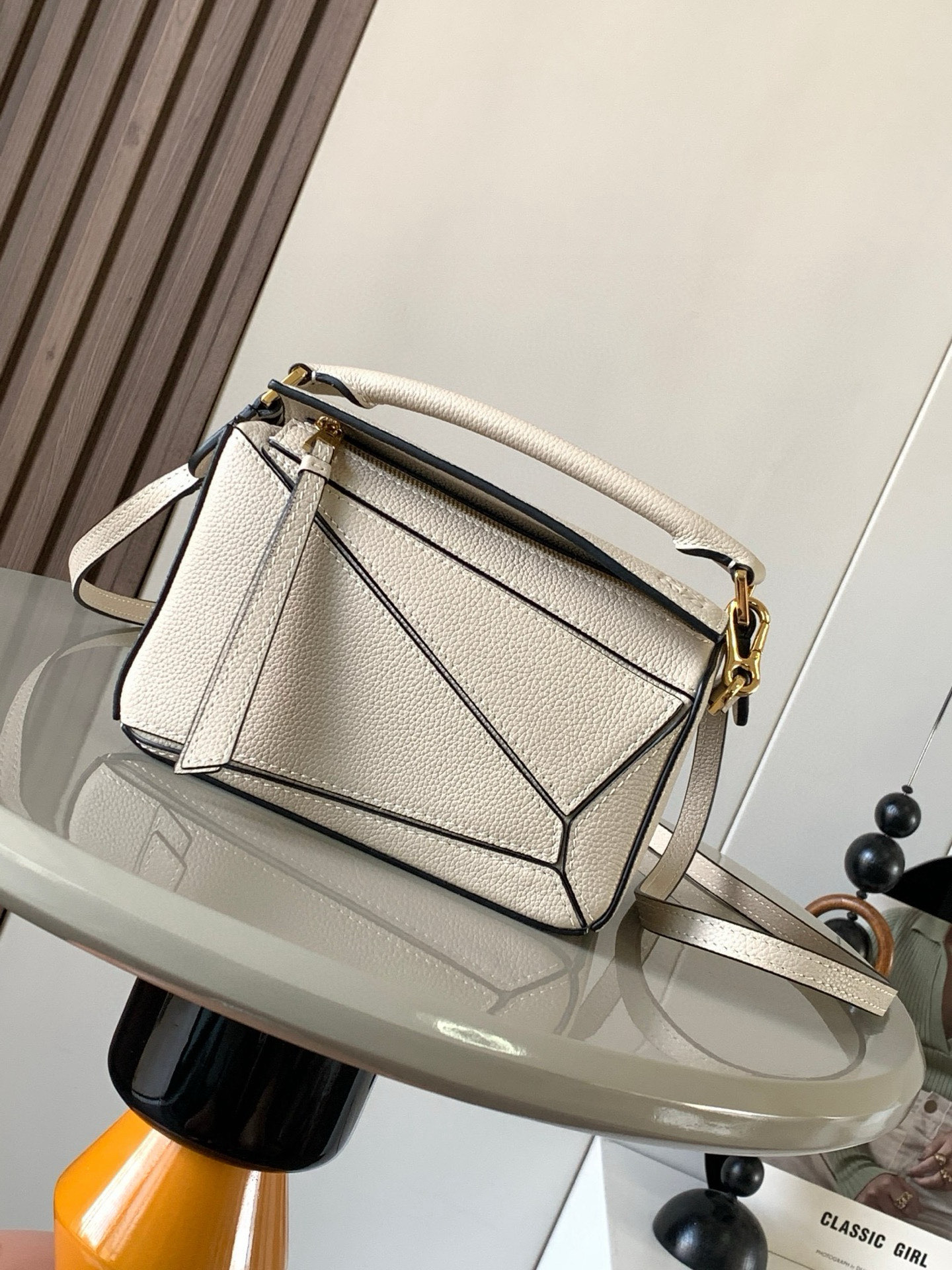 NO:384644,The popular geometric bag mini 18CM original imported Napa calfskin Puzzle handbag is the creative director Jonathan.  Anderson has created Puzzle's unique geometric lines for the first handbag rectangular shape and precise cutting technology for L0EWE. This mini version is made of classic cowhide leather. The mini Puzzle can accommodate, for example, a small vertical wallet, most sized mobile phones (up to 6.1 inches) and sunglasses case crossbody, shoulder, hand hold or top carry. The weight of the removable shoulder strap bag is almost ignored. It is practical to stir-fry chicken, and it is used to install a mobile phone with a small wallet lipstick powder when you go out. It has no cumbersome feeling, and life is easy and pleasant from now on (the xs, plus you care most about is OK) Size 18~12.5~8CM Model number 9016 Color milk tea white, Luo Yiwei, loewe, wallets, cowhide19860909爆款几何包迷你18CM原厂进口纳帕小牛皮Puzzle手袋是创意总监乔纳森．安德森为 L0EWE 推出的首款手提包长方体形状和精确的切割技术创造了 Puzzle 独特的几何线条.这个迷你版本采用经典牛皮革制成迷你 Puzzle 可以容纳例如一只小号垂直钱包、大多数尺寸的手机（最大6.1英寸）和太阳镜盒斜挎、肩背、手拿或顶部提手携带.可拆卸肩带包包自身重量几乎忽略,炒鸡实用,出门装手机小钱包口红粉饼,毫无累赘感,轻松愉快人生从此开启(你们最关心的xs,plus都ok哈） 尺寸18～12.5～8CM 款号9016 颜色奶茶白,罗意威,loewe,wallets,cowhide,Bag