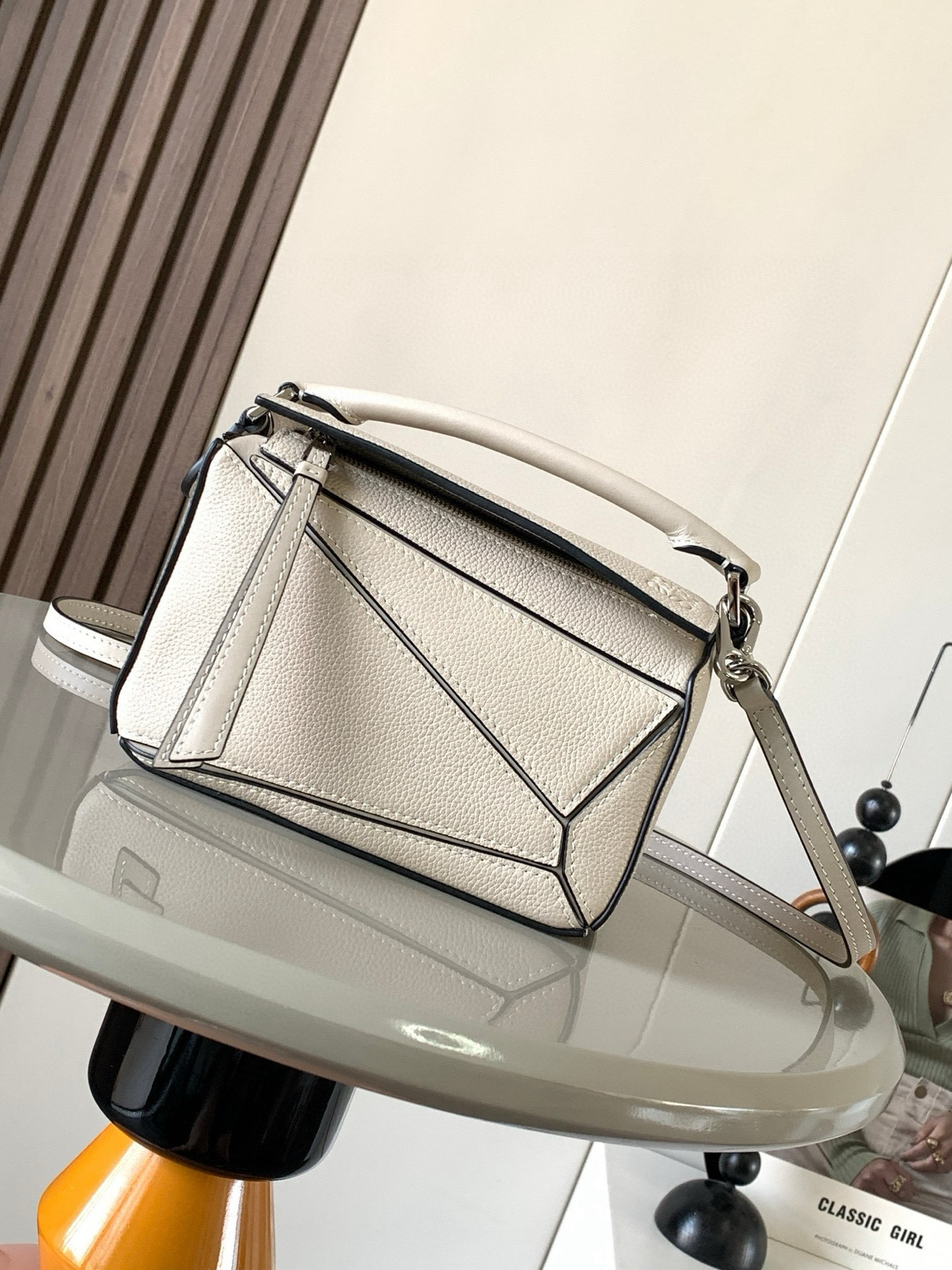 NO:384559,The popular geometric bag mini 18CM original imported Napa calfskin Puzzle handbag is the creative director Jonathan.  Anderson has created the unique geometric lines of Puzzle for L0EWE. This mini version is made of classic cowhide leather. The mini Puzzle can accommodate, for example, a small vertical wallet, most sized mobile phones (up to 6.1 inches) and sunglasses case crossbody, shoulder, hand hold or top carry. The weight of the removable shoulder strap bag is almost ignored. It is practical to stir-fry chicken, and it is used to install a mobile phone with a small wallet lipstick powder when you go out. It has no cumbersome feeling, and life is easy and pleasant from now on (the xs, plus you care most about is OK) Size 18~12.5~8CM Model number 9016 Color Elephant Gray with Leather, Loewe, wallets, cowhide19860909爆款几何包迷你18CM原厂进口纳帕小牛皮Puzzle手袋是创意总监乔纳森．安德森为 L0EWE 推出的首款手提包长方体形状和精确的切割技术创造了 Puzzle 独特的几何线条.这个迷你版本采用经典牛皮革制成迷你 Puzzle 可以容纳例如一只小号垂直钱包、大多数尺寸的手机（最大6.1英寸）和太阳镜盒斜挎、肩背、手拿或顶部提手携带.可拆卸肩带包包自身重量几乎忽略,炒鸡实用,出门装手机小钱包口红粉饼,毫无累赘感,轻松愉快人生从此开启(你们最关心的xs,plus都ok哈） 尺寸18～12.5～8CM 款号9016 颜色大象灰配皮,罗意威,loewe,wallets,cowhide,Bag