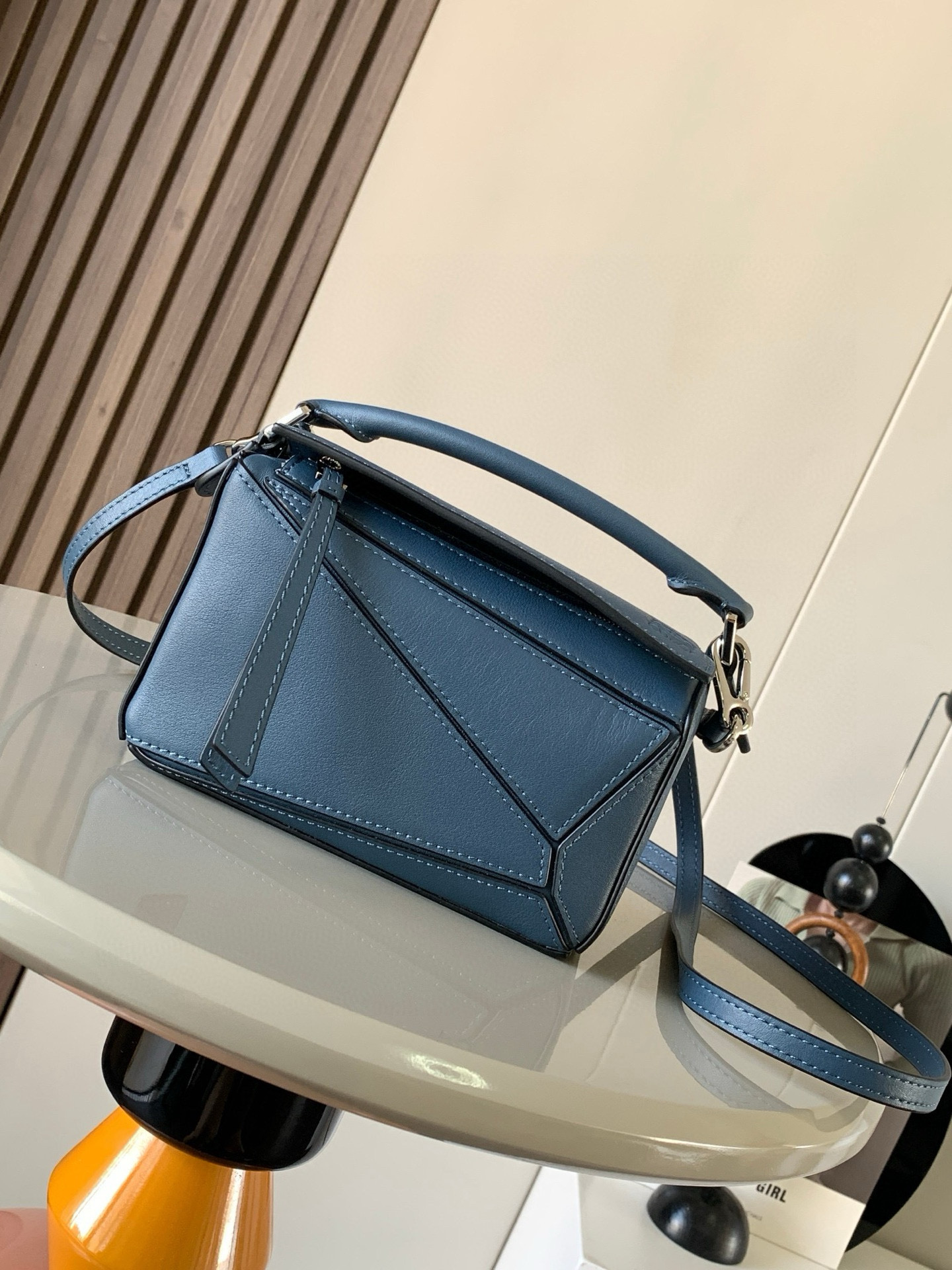 NO:384595,The popular geometric bag mini 18CM original imported Napa calfskin Puzzle handbag is the creative director Jonathan.  Anderson's first handbag rectangular shape and precise cutting technology for L0EWE created Puzzle's unique geometric lines. This mini version is made of classic cowhide leather. The mini Puzzle can accommodate, for example, a small vertical wallet, most sized mobile phones (up to 6.1 inches) and sunglasses case crossbody, shoulder, hand hold or top carry. The weight of the removable shoulder strap bag is almost ignored. It is practical to stir-fry chicken, and it is used to install a mobile phone with a small wallet lipstick powder when you go out. It has no cumbersome feeling, and life is easy and pleasant from now on (the xs, plus are all ok) Size 18~12.5~8CM Model number 9016 Color blue plain paper, Loewe, wallets, cowhide19860909爆款几何包迷你18CM原厂进口纳帕小牛皮Puzzle手袋是创意总监乔纳森．安德森为 L0EWE 推出的首款手提包长方体形状和精确的切割技术创造了 Puzzle 独特的几何线条.这个迷你版本采用经典牛皮革制成迷你 Puzzle 可以容纳例如一只小号垂直钱包、大多数尺寸的手机（最大6.1英寸）和太阳镜盒斜挎、肩背、手拿或顶部提手携带.可拆卸肩带包包自身重量几乎忽略,炒鸡实用,出门装手机小钱包口红粉饼,毫无累赘感,轻松愉快人生从此开启(你们最关心的xs,plus都ok哈） 尺寸18～12.5～8CM 款号9016 颜色蔚蓝色平纹,罗意威,loewe,wallets,cowhide,Bag