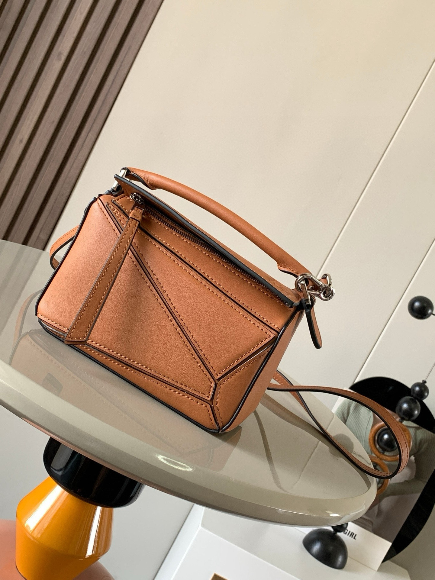 NO:384637,The popular geometric bag mini 18CM original imported Napa calfskin Puzzle handbag is the creative director Jonathan.  Anderson has created Puzzle's unique geometric lines for the first handbag rectangular shape and precise cutting technology for L0EWE. This mini version is made of classic cowhide leather. The mini Puzzle can accommodate, for example, a small vertical wallet, most sized mobile phones (up to 6.1 inches) and sunglasses case crossbody, shoulder, hand hold or top carry. The weight of the removable shoulder strap bag is almost ignored. It is practical to stir-fry chicken, and it is used to install a mobile phone with a small wallet lipstick powder when you go out. It has no cumbersome feeling, and life is easy and pleasant from now on (the xs, plus you care most about is OK) Size 18~12.5~8CM Model number 9016 Color brown plain paper, Loewe, wallets, cowhide19860909爆款几何包迷你18CM原厂进口纳帕小牛皮Puzzle手袋是创意总监乔纳森．安德森为 L0EWE 推出的首款手提包长方体形状和精确的切割技术创造了 Puzzle 独特的几何线条.这个迷你版本采用经典牛皮革制成迷你 Puzzle 可以容纳例如一只小号垂直钱包、大多数尺寸的手机（最大6.1英寸）和太阳镜盒斜挎、肩背、手拿或顶部提手携带.可拆卸肩带包包自身重量几乎忽略,炒鸡实用,出门装手机小钱包口红粉饼,毫无累赘感,轻松愉快人生从此开启(你们最关心的xs,plus都ok哈） 尺寸18～12.5～8CM 款号9016 颜色棕色平纹,罗意威,loewe,wallets,cowhide,Bag