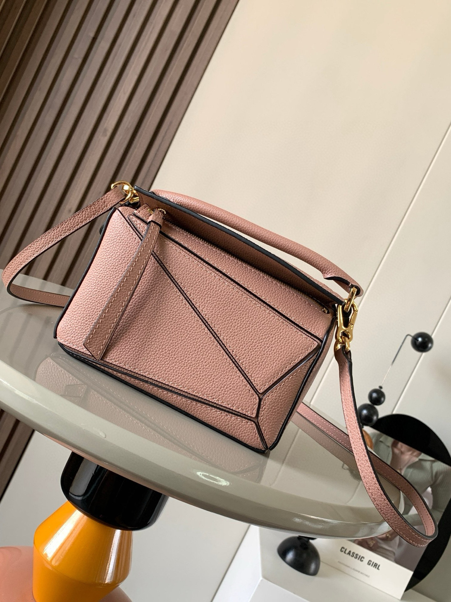 NO:384569,The popular geometric bag mini 18CM original imported Napa calfskin Puzzle handbag is the creative director Jonathan.  Anderson has created Puzzle's unique geometric lines for the first handbag rectangular shape and precise cutting technology for L0EWE. This mini version is made of classic cowhide leather. The mini Puzzle can accommodate, for example, a small vertical wallet, most sized mobile phones (up to 6.1 inches) and sunglasses case crossbody, shoulder, hand hold or top carry. The weight of the removable shoulder strap bag is almost ignored. It is practical to stir-fry chicken, and it is used to install a mobile phone with a small wallet lipstick powder when you go out. It has no cumbersome feeling, and life is easy and pleasant from now on (the xs, plus you care most about is OK) Size 18~12.5~8CM Model number 9016 Color full lying bean paste powder, Luo Yiwei, loewe, wallets, cowhide19860909爆款几何包迷你18CM原厂进口纳帕小牛皮Puzzle手袋是创意总监乔纳森．安德森为 L0EWE 推出的首款手提包长方体形状和精确的切割技术创造了 Puzzle 独特的几何线条.这个迷你版本采用经典牛皮革制成迷你 Puzzle 可以容纳例如一只小号垂直钱包、大多数尺寸的手机（最大6.1英寸）和太阳镜盒斜挎、肩背、手拿或顶部提手携带.可拆卸肩带包包自身重量几乎忽略,炒鸡实用,出门装手机小钱包口红粉饼,毫无累赘感,轻松愉快人生从此开启(你们最关心的xs,plus都ok哈） 尺寸18～12.5～8CM 款号9016 颜色全荔豆沙粉,罗意威,loewe,wallets,cowhide,Bag