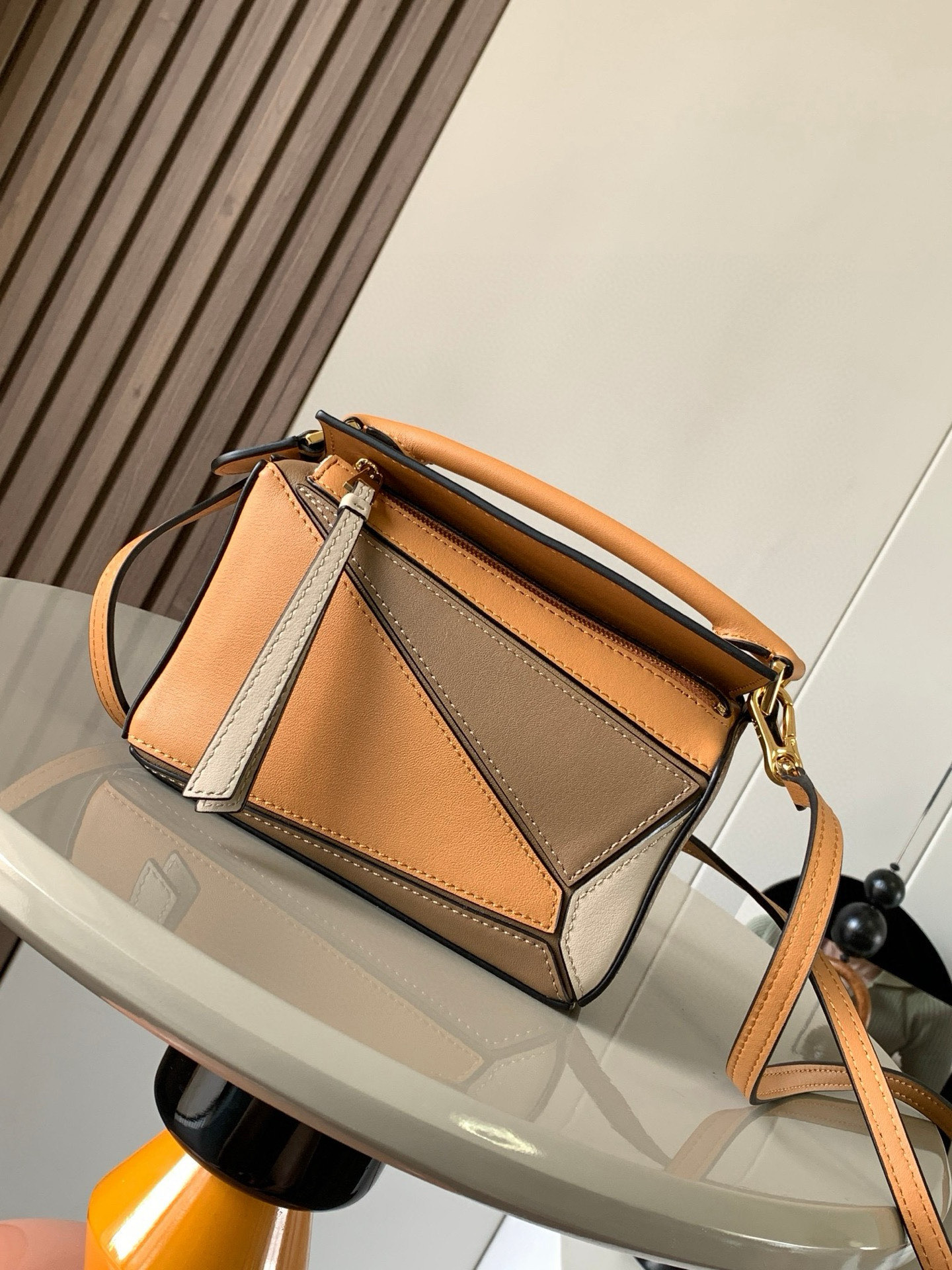 NO:384659,The popular geometric bag mini 18CM original imported Napa calfskin Puzzle handbag is the creative director Jonathan.  Anderson has created Puzzle's unique geometric lines for the first handbag rectangular shape and precise cutting technology for L0EWE. This mini version is made of classic cowhide leather. The mini Puzzle can accommodate, for example, a small vertical wallet, most sized mobile phones (up to 6.1 inches) and sunglasses case crossbody, shoulder, hand hold or top carry. The weight of the removable shoulder strap bag is almost ignored. It is practical to stir-fry chicken, and it is used to install a mobile phone with a small wallet lipstick powder when you go out. It has no cumbersome feeling, and life is easy and pleasant from now on (the xs, plus you care most about is OK) Size 18~12.5~8CM Model number 9016 Color light caramel spelling, Loewe, wallets, cowhide19860909爆款几何包迷你18CM原厂进口纳帕小牛皮Puzzle手袋是创意总监乔纳森．安德森为 L0EWE 推出的首款手提包长方体形状和精确的切割技术创造了 Puzzle 独特的几何线条.这个迷你版本采用经典牛皮革制成迷你 Puzzle 可以容纳例如一只小号垂直钱包、大多数尺寸的手机（最大6.1英寸）和太阳镜盒斜挎、肩背、手拿或顶部提手携带.可拆卸肩带包包自身重量几乎忽略,炒鸡实用,出门装手机小钱包口红粉饼,毫无累赘感,轻松愉快人生从此开启(你们最关心的xs,plus都ok哈） 尺寸18～12.5～8CM 款号9016 颜色浅焦糖拼,罗意威,loewe,wallets,cowhide,Bag