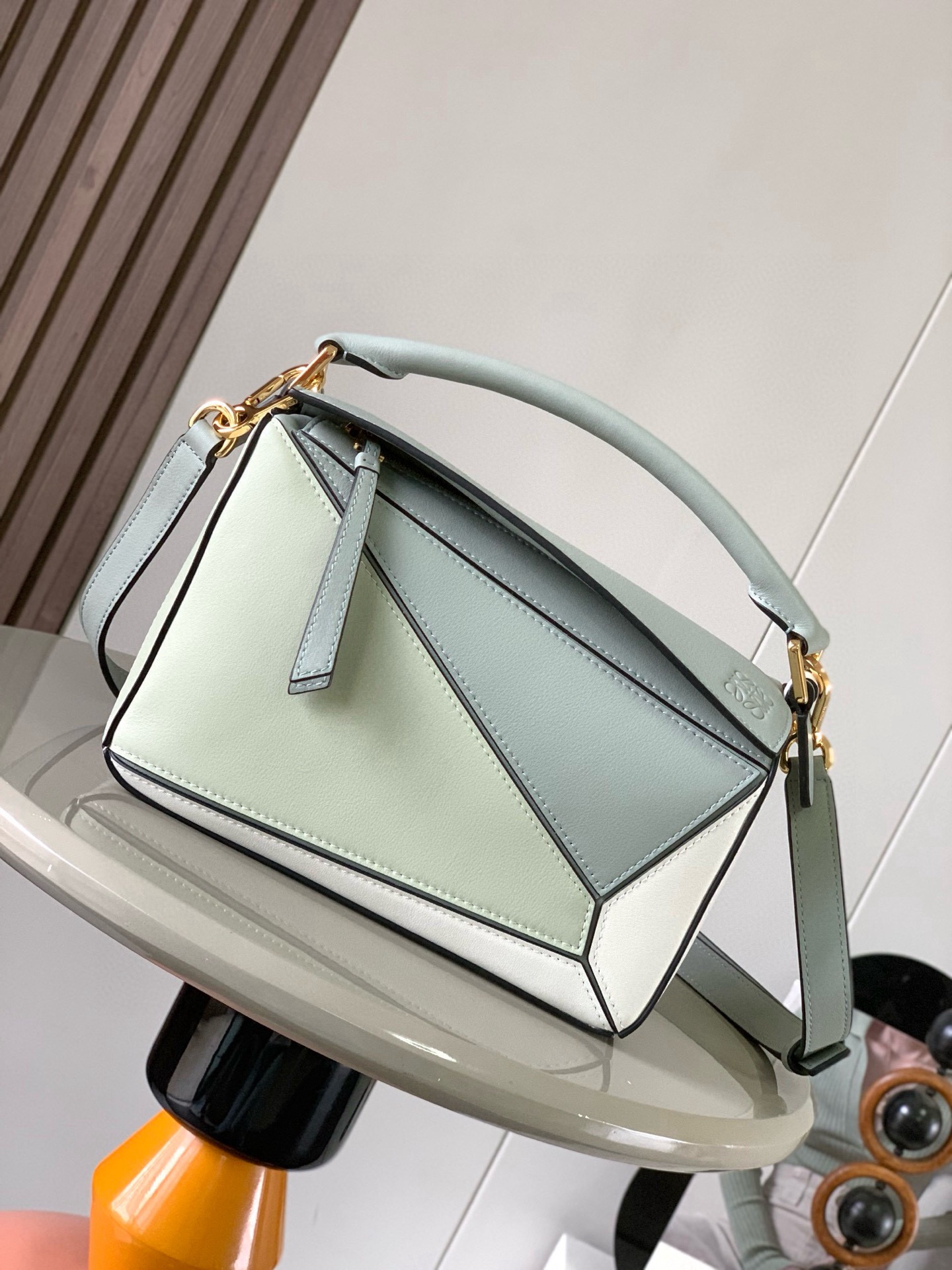 NO:384694,Geometric bag 24CMPuzzle handbags imported from original calfskin plain paper Luojia's popular geometric bag Puzzle handbag is the first handbag for L0EWE's first handbag rectangular shape and precise cutting technology. Puzzle's unique geometric lines This small-size version is made of soft grain cowhide leather * Small Puzzle can accommodate for example a large wallet, mobile phones of all sizes and sunglasses obliquely, shoulder back, hand hold or top handle carrying * removable Size 24CM~16CM~10CM Model number 9005 Color gray and white, Loewe, loewe, wallets, cowhide19860909几何包24CMPuzzle手袋原厂进口小牛皮平纹 罗家爆款几何包Puzzle 手袋是创意总监乔纳森·安德森（ Jonathan Anderson）为 L0EWE 推出的首款手提包长方体形状和精确的切割技术创造了 Puzzle 独特的几何线条这个小尺寸版本采用柔软粒面牛皮革制成＊小号 Puzzle 可以容纳例如一只大号钱包、所有尺寸的手机和太阳镜斜、肩背、手拿或顶部提手携带＊可拆卸 尺寸24CM～16CM～10CM 款号9005 颜色灰白拼,罗意威,loewe,loewe,wallets,cowhide,Bag