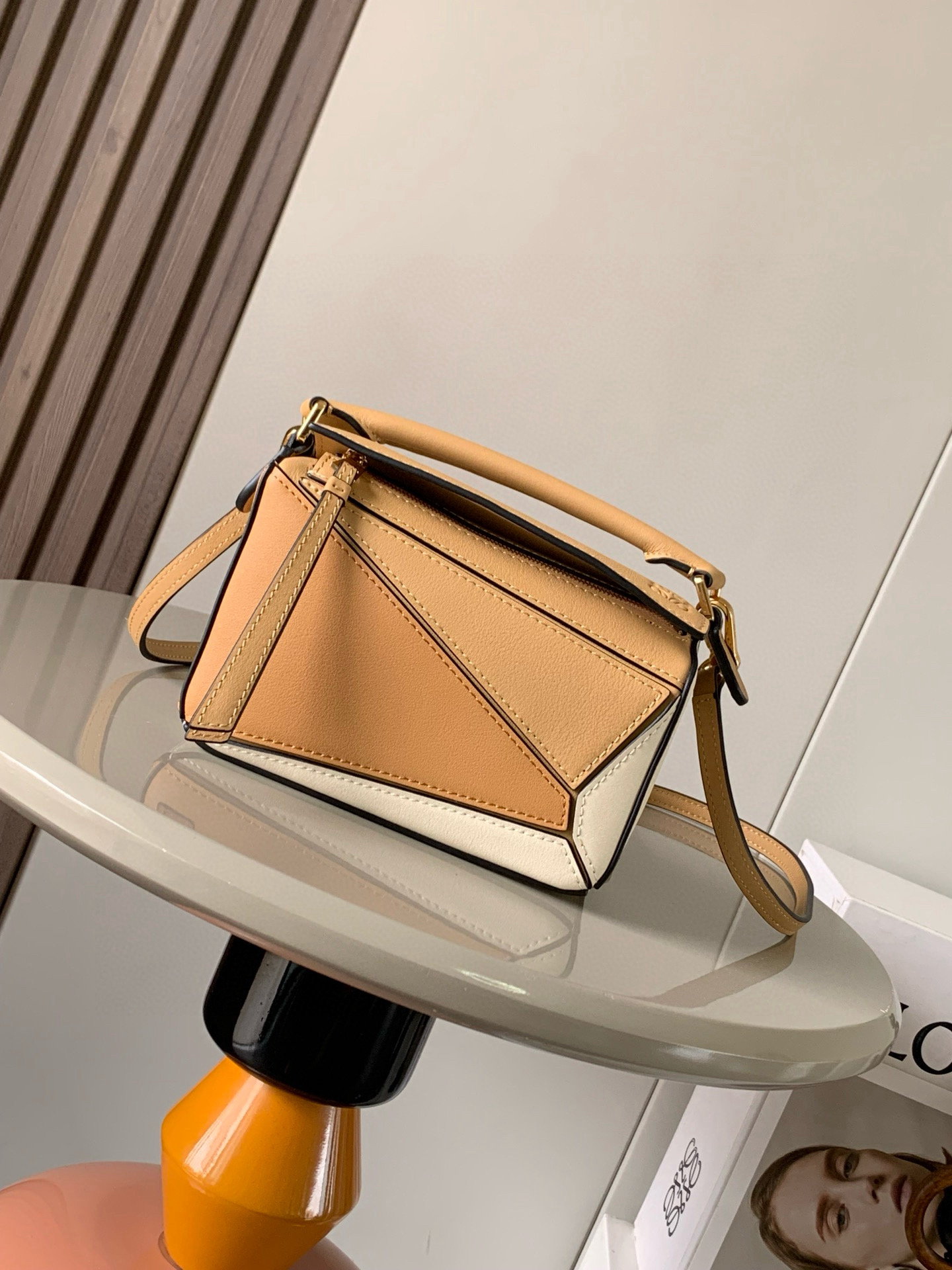NO:384715,The popular geometric bag mini 18CM original imported Napa calfskin Puzzle handbag is the creative director Jonathan.  Anderson has created the unique geometric lines of Puzzle for the first handbag rectangular shape and precise cutting technology for L0EWE. This mini version is made of classic cowhide leather. The mini Puzzle can accommodate, for example, a small vertical wallet, most sized mobile phones (up to 6.1 inches) and sunglasses case crossbody, shoulder, hand hold or top handle. The weight of the removable shoulder strap bag is almost ignored. The fried chicken is practical for mobile phones, lipstick powder, lipstick powder, no cumbersome feeling, and a relaxed and pleasant life begins from now on (the xs, plus you care most about is OK) Size 18~12.5~8CM Model number 9016 Color sandy yellow beige, Luo Yiwei, loewe, wallets, cowhide19860909爆款几何包迷你18CM原厂进口纳帕小牛皮Puzzle手袋是创意总监乔纳森．安德森为 L0EWE 推出的首款手提包长方体形状和精确的切割技术创造了 Puzzle 独特的几何线条.这个迷你版本采用经典牛皮革制成迷你 Puzzle 可以容纳例如一只小号垂直钱包、大多数尺寸的手机（最大6.1英寸）和太阳镜盒斜挎、肩背、手拿或顶部提手携带.可拆卸肩带包包自身重量几乎忽略,炒鸡实用出门装手机小钱包口红粉饼,毫无累赘感,轻松愉快人生从此开启(你们最关心的xs,plus都ok哈） 尺寸18～12.5～8CM 款号9016 颜色沙黄米白,罗意威,loewe,wallets,cowhide,Bag
