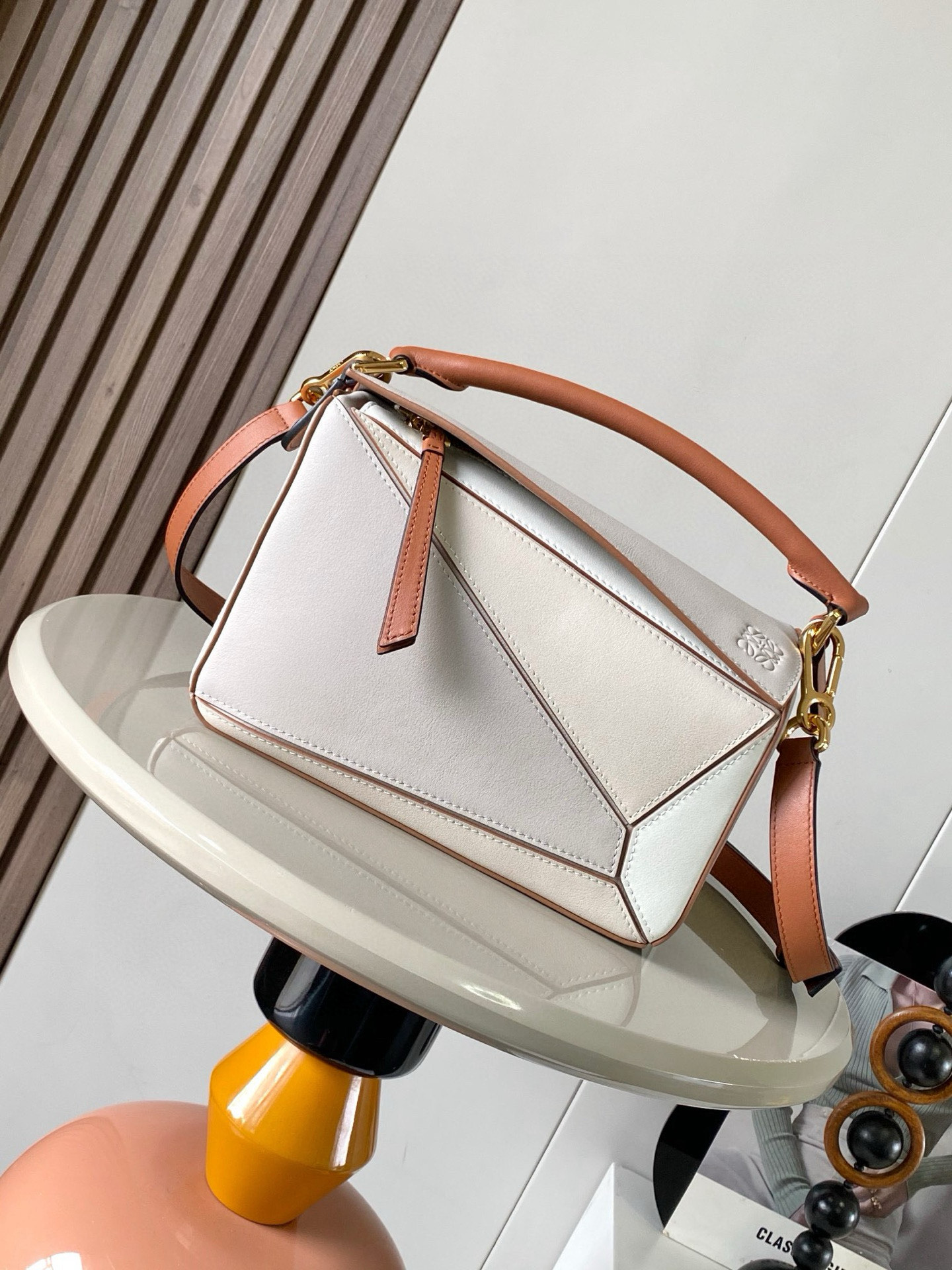 NO:384658,Geometric bag 24CMPuzzle handbags imported from original calfskin plain paper Luojia's popular geometric bag Puzzle handbag is the first handbag for L0EWE's first handbag rectangular shape and precise cutting technology. Puzzle's unique geometric lines This small-size version is made of soft grain cowhide leather * Small Puzzle can accommodate for example a large wallet, mobile phones of all sizes and sunglasses obliquely, shoulder-to-back hand-held or top handle carrying * removable Size 24CM~16CM~10CM Model number 9005 Color beige-white, Loewe, loewe, wallets, cowhide19860909几何包24CMPuzzle手袋原厂进口小牛皮平纹 罗家爆款几何包Puzzle 手袋是创意总监乔纳森·安德森（ Jonathan Anderson）为 L0EWE 推出的首款手提包长方体形状和精确的切割技术创造了 Puzzle 独特的几何线条这个小尺寸版本采用柔软粒面牛皮革制成＊小号 Puzzle 可以容纳例如一只大号钱包、所有尺寸的手机和太阳镜斜、肩背手拿或顶部提手携带＊可拆卸 尺寸24CM～16CM～10CM 款号9005 颜色米白拼,罗意威,loewe,loewe,wallets,cowhide,Bag