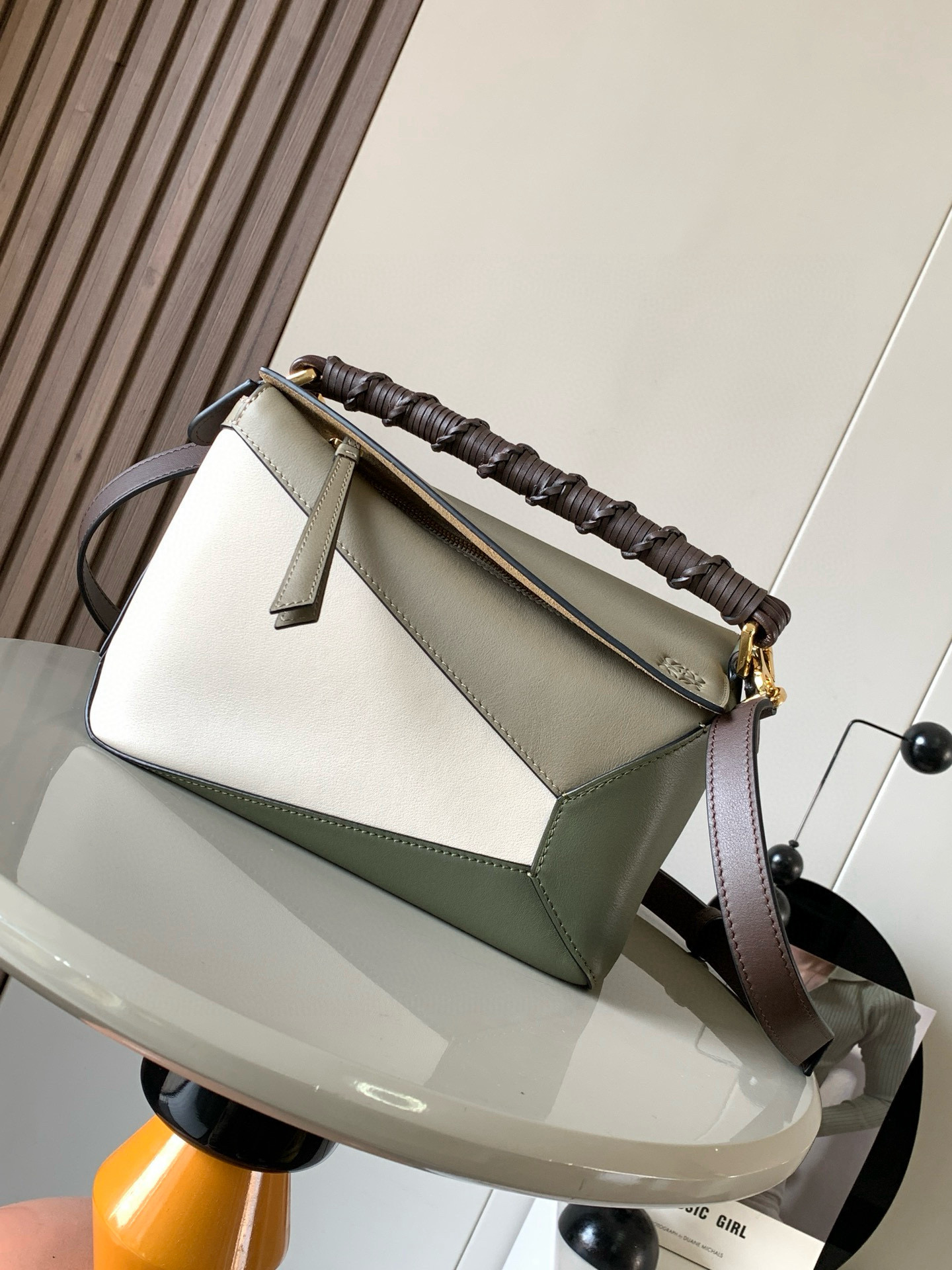 NO:384678,New woven hand-pull geometric bag 24CMPuzzle handbag!  Original imported Napa Calfs Roh's popular geometric bag Puzzle handbag is the first handbag launched by creative director Jonathan Anderson for L0EWE. The unique geometric lines of Puzzle. This small-size version is made of soft Napa Calf leather * Small Puzzle can accommodate, for example, a large wallet, mobile phones of all sizes and sunglasses [Sun] [Sun] oblique, shoulder, hand hold or top handle carrying * removable Size 24CM~16CM~10CM Model number 9037 Color green/chocolate, Loewe, loewe, wallets, cowhide19860909新款编织手挽几何包24CMPuzzle手袋！原厂进口纳帕小牛皮罗家爆款几何包Puzzle 手袋是创意总监乔纳森·安德森为 L0EWE 推出的首款手提包长方体形状和精确的切割技术创造了 Puzzle 独特的几何线条这个小尺寸版本采用柔软纳帕小牛皮革制成＊小号 Puzzle 可以容纳例如一只大号钱包、所有尺寸的手机和太阳镜[太阳][太阳]斜、肩背、手拿或顶部提手携带＊可拆卸 尺寸24CM～16CM～10CM 款号9037 颜色绿/巧克力,罗意威,loewe,loewe,wallets,cowhide,Bag