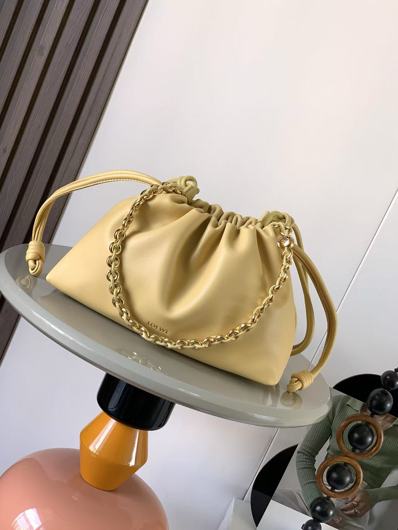 NO:384685,【Same Model for Celebrity】Soft Napa Sheep Leather Flamenco Purse New Clutch Flamenco Purse Handbags are wrinkled design on the sides with iconic knots and other key details. The style is fashionable and versatile and can be carried as a clutch or paired with a donut chain shoulder or leather shoulder strap crossbody. This version is made of soft Napa Sheep Leather. *Shoulder back, crossbody or hand-held *Removable adjustable leather shoulder strap *Removable donut chain with Anagram engraved pebble *low-key magnetic buckle closure *Suede lining *LEWE gold stamping or silver stamping color butter color Model number 9057 Size 30cm ~ 20cm ~ 10.5cm, Loewe, handbag, sheepskin19860909【明星同款】柔软纳帕羊皮革 Flamenco Purse 新款手拿包Flamenco Purse 手袋采用褶皱设计侧面搭配标志性绳结等关键细节.款式时尚百搭可作为手拿包携带亦可搭配甜甜圈链条肩背或搭配皮革肩带斜挎.此版本采用柔软纳帕羊皮革制成.＊可肩背、斜挎或手提＊可拆卸可调节皮革肩带＊可拆卸甜甜圈链条饰有 Anagram 镌刻卵石纹＊低调的磁扣开合＊绒面革衬里＊ LEWE 烫金或烫银 颜色黄油色 款号9057 尺寸30cm～20cm～10.5cm,罗意威,loewe,handbag,sheepskin,Bag