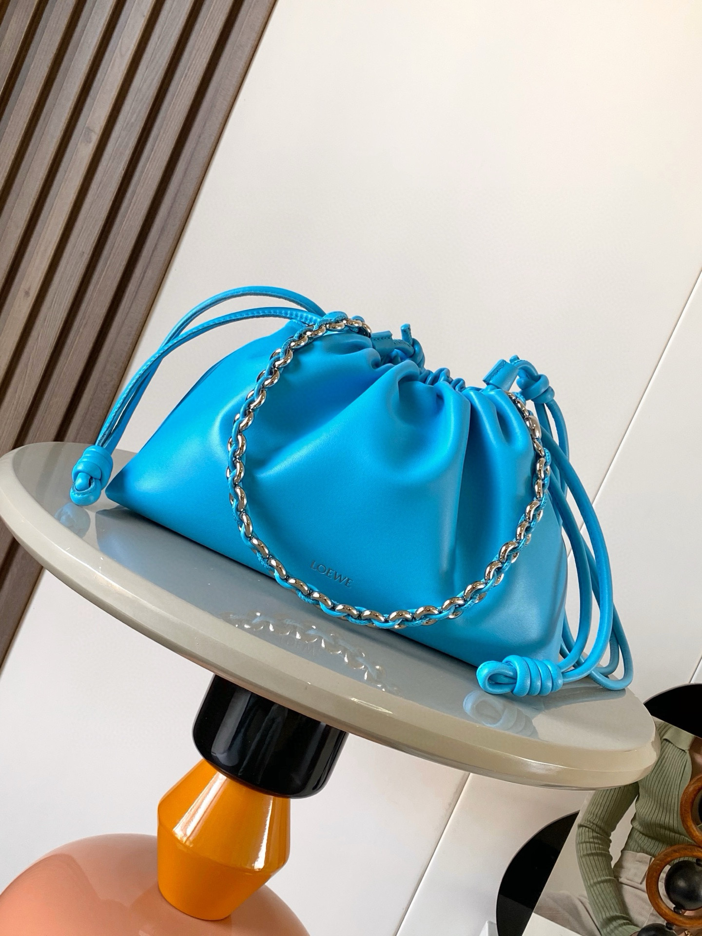 NO:384691,【Same Model for Celebrity】Soft Napa Sheep Leather Flamenco Purse New Clutch Flamenco Purse Handbags are wrinkled design on the sides with iconic knots and other key details. The style is fashionable and versatile and can be carried as a clutch or paired with a donut chain shoulder or leather shoulder strap crossbody. This version is made of soft Napa Sheep Leather. *Shoulder back, crossbody or hand-held *Removable adjustable leather shoulder strap *Removable donut chain decorated with Anagram engraved pebbles *Low-key magnetic buckle closure *Suede lining *LEWE gold stamping or silver stamping color Coral blue Model number 9057 Size 30cm ~ 20cm ~ 10.5cm, Loewe, handbag, sheepskin19860909【明星同款】柔软纳帕羊皮革 Flamenco Purse 新款手拿包Flamenco Purse 手袋采用褶皱设计侧面搭配标志性绳结等关键细节.款式时尚百搭可作为手拿包携带亦可搭配甜甜圈链条肩背或搭配皮革肩带斜挎.此版本采用柔软纳帕羊皮革制成.＊可肩背、斜挎或手提＊可拆卸可调节皮革肩带＊可拆卸甜甜圈链条饰有 Anagram 镌刻卵石纹＊低调的磁扣开合＊绒面革衬里＊ LEWE 烫金或烫银 颜色珊瑚蓝 款号9057 尺寸30cm～20cm～10.5cm,罗意威,loewe,handbag,sheepskin,Bag