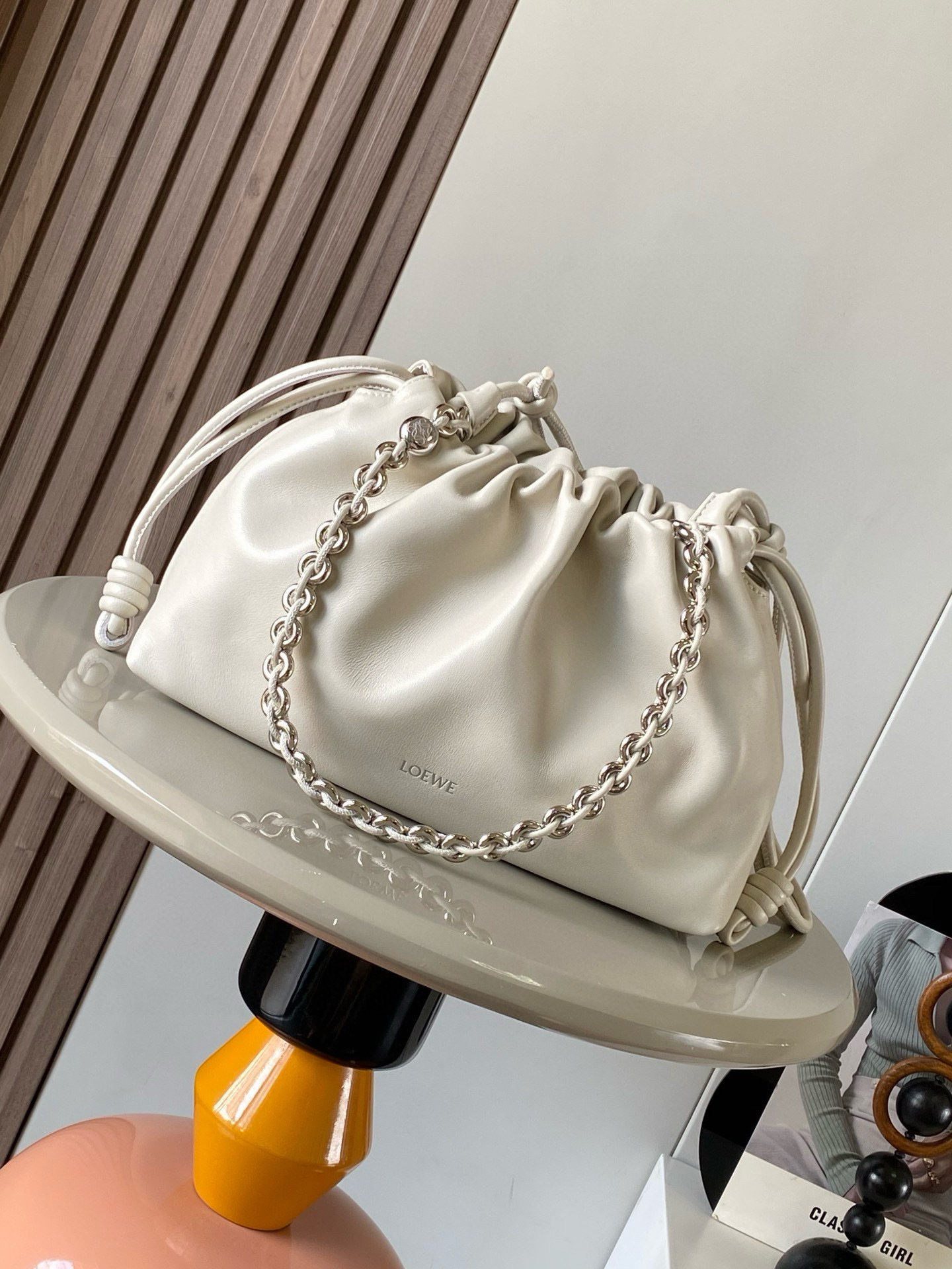 NO:384721,【Same Model for Celebrity】Soft Napa Sheep Leather Flamenco Purse New Clutch Flamenco Purse Handbags are wrinkled design on the sides with iconic knots and other key details. The style is fashionable and versatile and can be carried as a clutch or paired with a donut chain shoulder or leather shoulder strap crossbody. This version is made of soft Napa Sheep Leather. *Shoulder back, crossbody or hand-held *Removable adjustable leather shoulder strap *Removable donut chain with Anagram engraved pebbles *Low-key magnetic buckle closure *Suede lining *LEWE gold stamping or silver stamping No. 9057 Size 30cm ~ 20cm ~ 10.5cm Color sea salt white, Loewe, handbag, sheepskin19860909【明星同款】柔软纳帕羊皮革 Flamenco Purse 新款手拿包Flamenco Purse 手袋采用褶皱设计侧面搭配标志性绳结等关键细节.款式时尚百搭可作为手拿包携带亦可搭配甜甜圈链条肩背或搭配皮革肩带斜挎.此版本采用柔软纳帕羊皮革制成.＊可肩背、斜挎或手提＊可拆卸可调节皮革肩带＊可拆卸甜甜圈链条饰有 Anagram 镌刻卵石纹＊低调的磁扣开合＊绒面革衬里＊ LEWE 烫金或烫银 款号9057 尺寸30cm～20cm～10.5cm 颜色海盐白,罗意威,loewe,handbag,sheepskin,Bag