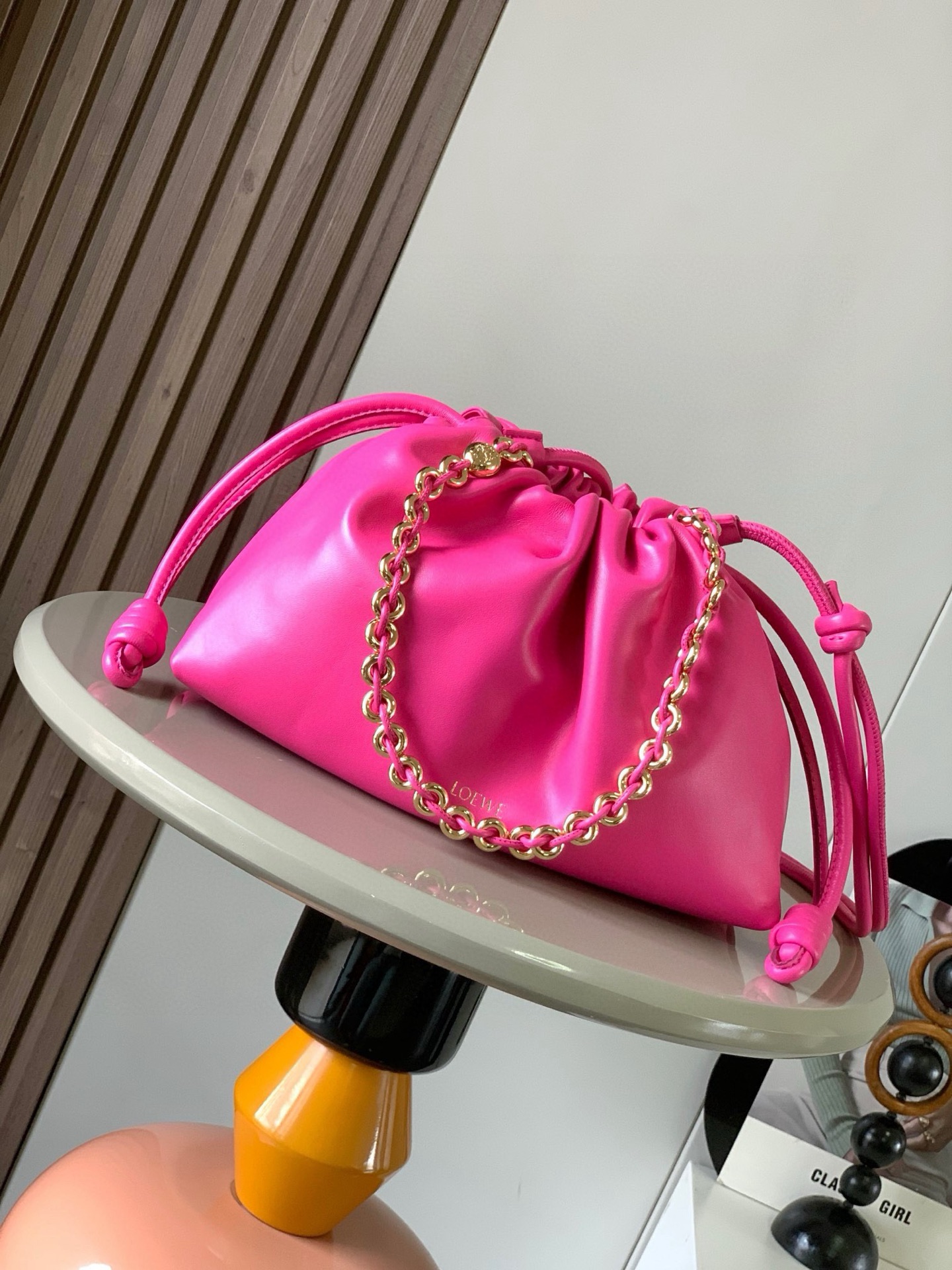 NO:384744,【Same Model for Celebrity】Soft Napa Sheep Leather Flamenco Purse New Clutch Flamenco Purse Handbags are wrinkled design on the sides with iconic knots and other key details. The style is fashionable and versatile and can be carried as a clutch or paired with a donut chain shoulder or leather shoulder strap crossbody. This version is made of soft Napa Sheep Leather. *Shoulder, crossbody or hand-held *Removable adjustable leather shoulder strap *Removable donut chain with Anagram engraved pebble *low-key magnetic buckle closure *Suede lining *LOEWE gold stamping or silver stamping No. 9057 Size 30cm ~ 20cm ~ 10.5cm Color fluorescent pink, Loewe, loewe, handbag, sheepskin19860909【明星同款】柔软纳帕羊皮革 Flamenco Purse 新款手拿包Flamenco Purse 手袋采用褶皱设计侧面搭配标志性绳结等关键细节.款式时尚百搭可作为手拿包携带亦可搭配甜甜圈链条肩背或搭配皮革肩带斜挎.此版本采用柔软纳帕羊皮革制成.＊可肩背、斜挎或手提＊可拆卸可调节皮革肩带＊可拆卸甜甜圈链条饰有 Anagram 镌刻卵石纹＊低调的磁扣开合＊绒面革衬里＊ LOEWE 烫金或烫银 款号9057 尺寸30cm～20cm～10.5cm 颜色荧光粉红,罗意威,loewe,loewe,handbag,sheepskin,Bag