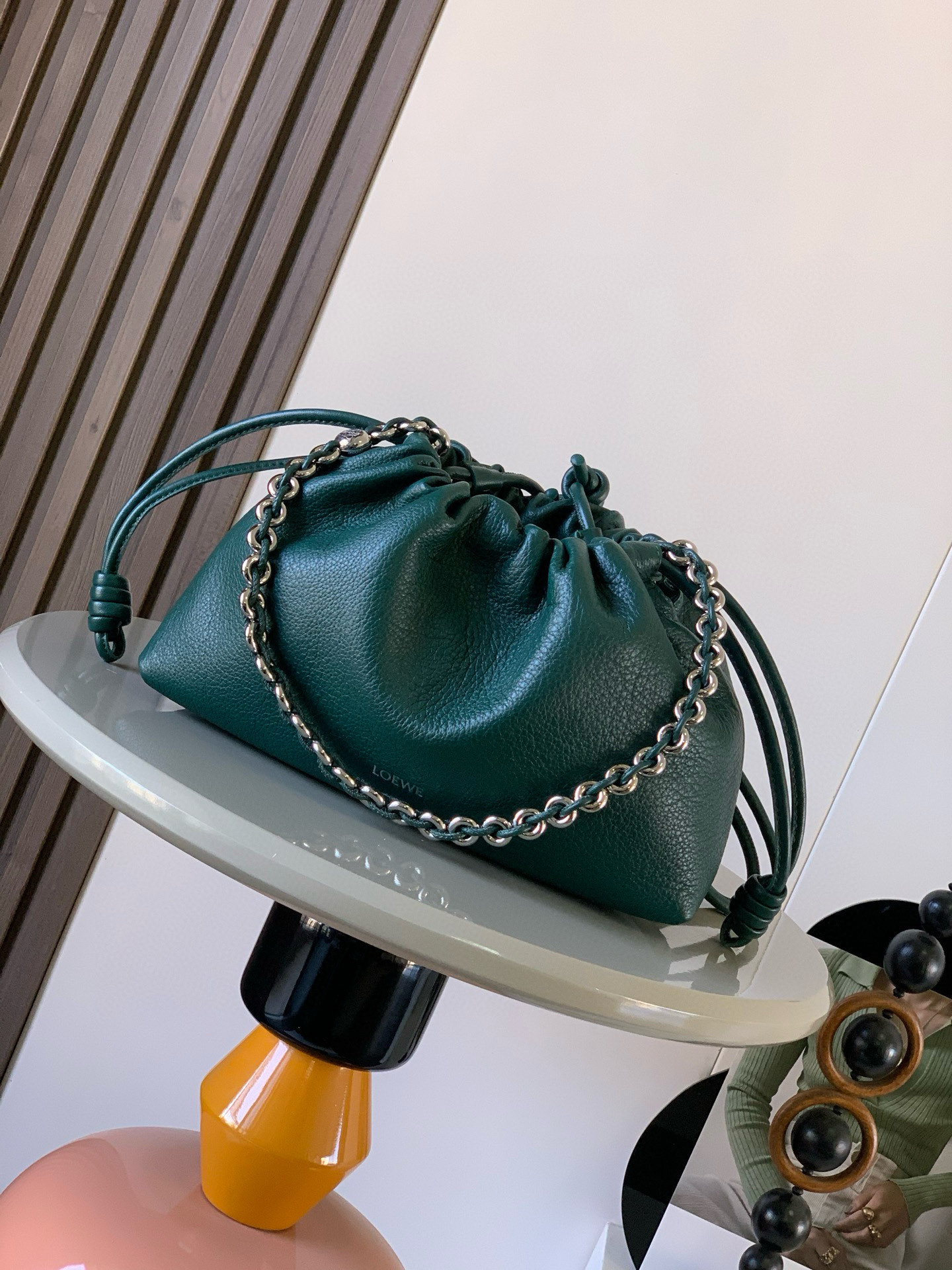 NO:384797,New medium deer leather Flamenco Purse clutch same style as the star Flamenco Purse adopts a pleated design, with the side with an iconic knot. This medium version is made of deer leather * Can be shoulder-back, crossbody or hand-held * Removable adjustable leather shoulder strap * Removable donut chain decorated with Anagram Pebble * Ultra-light, super soft and scratch-resistant, and you can wear two shoulder straps at will, one shoulder cross-back. Magnetic buckle closure * Suede lining * LOEWE silver sizing 30cm ~ 10.5cm ~ 20cm Model number 9057 Color evergreen deer leather, Loewe, loewe, handbag19860909新款中号鹿皮革 Flamenco Purse 手拿包明星同款Flamenco Purse 采用褶皱设计,侧面搭配标志性绳结此中号版本采用鹿皮革制成＊可肩背、斜挎或手提＊可拆卸可调节皮革肩带＊可拆卸甜甜圈链条饰有Anagram Pebble ＊超轻超软耐划痕,随意搭配自带两个肩带,单肩斜背都可以.磁扣开合＊绒面革衬里* LOEWE 烫银 尺寸30cm～10.5cm～20cm 款号9057 颜色常青绿鹿皮,罗意威,loewe,loewe,handbag,Bag