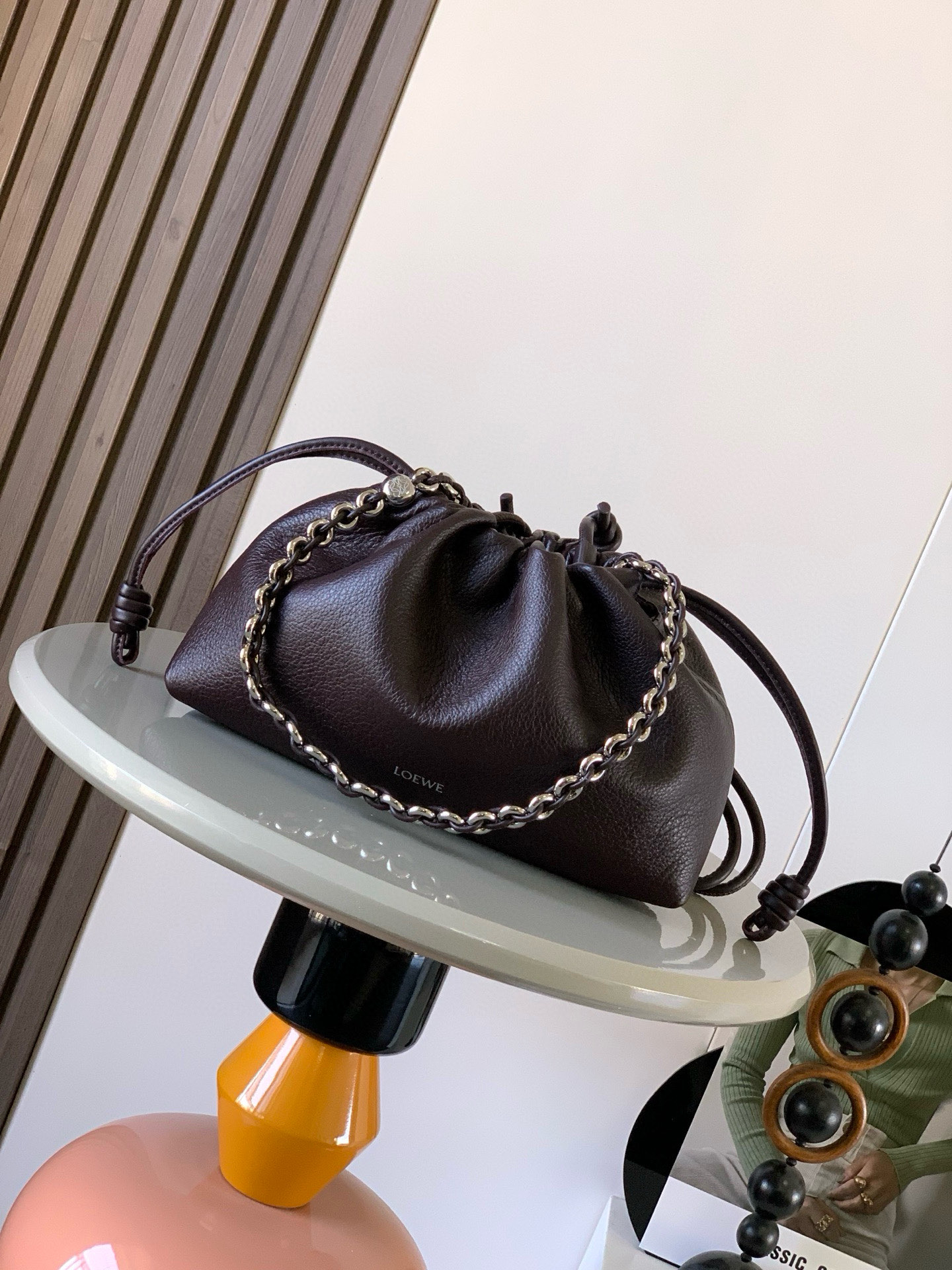 NO:384805,New medium deer leather Flamenco Purse clutch same style as the star Flamenco Purse adopts a pleated design, with the side with an iconic knot. This medium version is made of deer leather * Can be shoulder-back, crossbody or portable * Removable adjustable leather shoulder strap * Removable donut chain decorated with Anagram Pebble * Ultra-light, super soft and scratch-resistant, and you can wear two shoulder straps at will, one shoulder cross-back. Magnetic buckle closure * Suede lining * LOEWE silver sizing 30cm～10.5cm～20cm Model number 9057 Color cinnabar red deer leather, Loewe, loewe, handbag19860909新款中号鹿皮革 Flamenco Purse 手拿包明星同款Flamenco Purse 采用褶皱设计,侧面搭配标志性绳结此中号版本采用鹿皮革制成＊可肩背、斜挎或手提＊可拆卸可调节皮革肩带＊可拆卸甜甜圈链条饰有Anagram Pebble ＊超轻超软耐划痕,随意搭配自带两个肩带,单肩斜背都可以.磁扣开合＊绒面革衬里* LOEWE 烫银 尺寸30cm～10.5cm～20cm 款号9057 颜色朱砂红鹿皮,罗意威,loewe,loewe,handbag,Bag