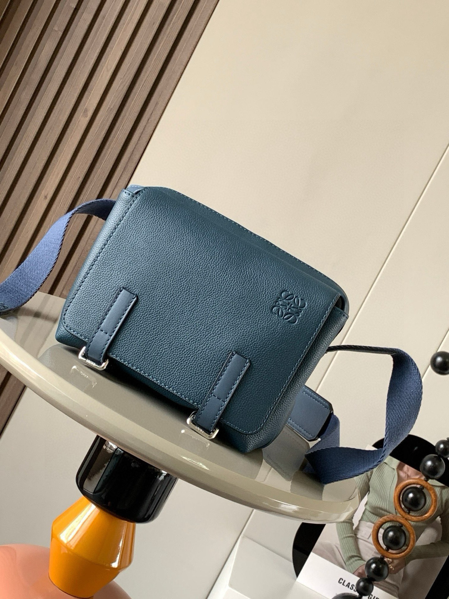 NO:384739,L0ewe's new XS postman bag military messenger bag, this model changes the past classic postman bag method, designed with a zipper main compartment, and opens the front with a buckle to place private items, which is more secure and more user-friendly. Built-in two card slots, cigarettes, mobile phones, power banks, wallets, storage ideal index 5 stars. It uses imported lychee pattern calfskin and soft fine-line leather calfskin on the back, and the adjusted cotton webbing shoulder straps, which doubles the comfort!  High-end exclusive private custom hardware imported from Germany, imported ykk zipper, latest upgraded cotton linen, ZP technology. Size 24.5CM~18CM~10.5CM Model number 9012 Color blue lyre, Luo Yiwei, loewe, cowhide19860909L0ewe新款XS邮差包 military messenger经典信使包 ,此款一改过去经典邮差包做法,设计了拉链主隔层,前部搭配搭扣打开方式放隐私物品,安全之余更加人性化.内置两卡槽,香烟,手机,充电宝,钱夹,收纳理想指数5颗星 采用进口荔枝纹小牛皮搭配背部柔软细纹皮小牛皮,调节的棉质织带肩带,使用舒适感倍增！高端独家私定制五金德国进口莎菲线,进口ykk拉链,最新升级棉麻里衬,ZP工艺. 尺寸24.5CM~18CM~10.5CM 款号9012 颜色蓝色荔,罗意威,loewe,cowhide,Bag