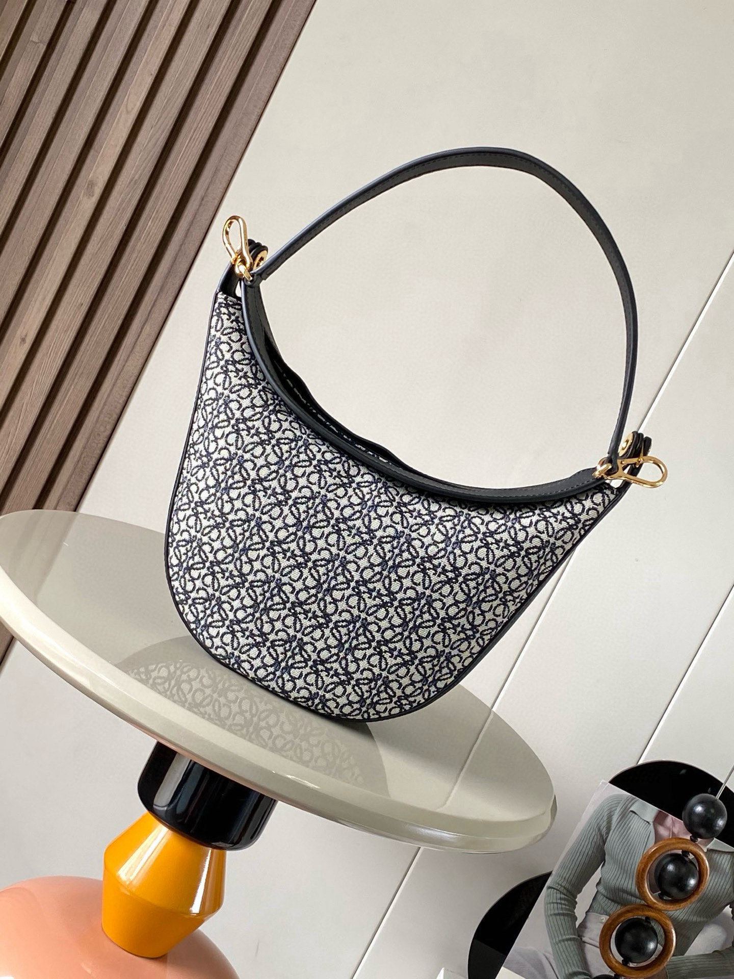 NO:385227,Luna Half Moon Hobo handbag bag body design is soft, with sculptural silhouette and curved lips opening and closing, hidden sliding eyelets, and removable shoulder straps to make its shape more varied. This version is made of Anagram jacquard cloth and classic cowhide leather, with removable shoulder straps, an internal insertion bag, herringbone cotton canvas lining, and a smooth crescent shape. It not only lengthens the proportion of the whole person, but also does not jamm, and has a particularly good sense of comfort. The wide shoulder strap design does not press down on the shoulder suction buckle opening and closing is more convenient to operate. The internal capacity is also large. The sunglasses folding umbrella can easily arrange the hidden sliding hanging rings on both sides, and can attach shoulder straps or hanging decorations to facilitate control in various occasions. It is a bag that shows temperament and has a high daily usage rate. Size 34cm～9cm～30cm Model 9072 Color black and blue flowers, Luo Yiwei, loewe, cowhide19860909Luna 半月形Hobo手袋包身设计线条柔美,雕塑廓形和弧形双唇开合,隐藏式滑动孔眼,可拆卸肩带令其造型更加多变.这个版本采用Anagram提花布和经典牛皮革制成肩背,可拆卸肩带,一个内部插袋,人字纹棉质帆布衬里,流畅的新月造型,不仅能将整个人的比例拉长上身也不卡,舒适感特别好 宽肩带设计也不压肩膀吸扣开口开合更方便操作 内部容量也很大,墨镜折叠伞都可以轻松安排两侧隐藏的滑动挂环,可以附加肩带或挂饰方便各种场合的驾驭.是一款显气质、日常使用率很高的包 size 34cm～9cm～30cm 型号9072 颜色黑蓝小花,罗意威,loewe,cowhide,Bag