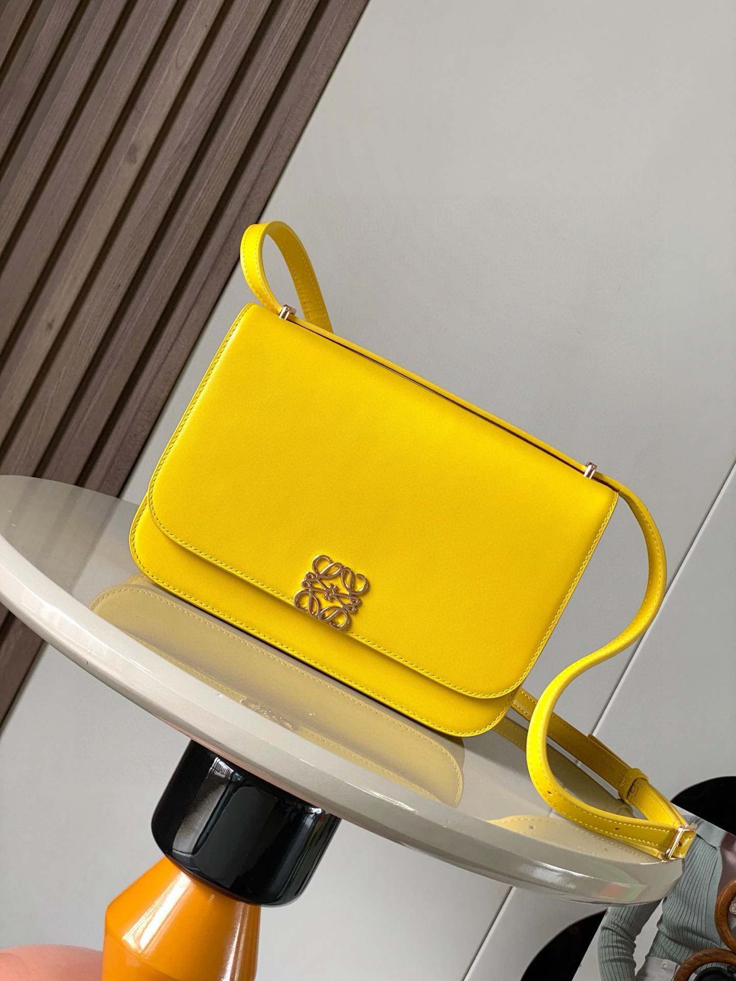 NO:385347,Goya Silk Cowhide Leather Handbag Goya is a compact bag, for its size, the handbag is very well organized and simple. The Anagram seal and bright colors are in sharp contrast with its sharp graphic simplicity. It uses exquisite silk cowhide hand-made lining to soft Napa sheepskin. It is the ultimate expression of exquisite craftsmanship. Shoulder back* Adjustable shoulder straps*Magnetic buckle*Four internal pockets, including a zipper pocket and a snap-bar pocket*One external pocket*Napa sheepskin lining*The shoulder strap is embossed with metal embossed LOEWE logo Lining sheepskin/coated leather Size 22.5cm~7.5cm~15cm Model No. 9067 Color yellow, Loewe, loewe, loewe, cowhide, sheepskin19860909Goya丝绸牛皮革手袋Goya 是一款结构紧凑的包袋,对于其尺寸来说,手袋组织得非常到位简洁的 Anagram 封口和鲜艳的色彩与其锐利的图形简约感形成鲜明的对比它采用精美的丝绸牛皮革手工制作衬里为柔软纳帕羊皮革它是精湛工艺的终极体现＊肩背＊可调节肩带＊磁扣＊四个内部口袋,包括一个拉链口袋和一个按扣口袋＊一个外部口袋＊纳帕羊皮革衬里＊肩带上饰有金属压纹 LOEWE 标志 里料羊皮革／牛皮革 尺寸22.5cm～7.5cm～15cm 款号9067 颜色黄色,罗意威,loewe,loewe,cowhide,sheepskin,Bag