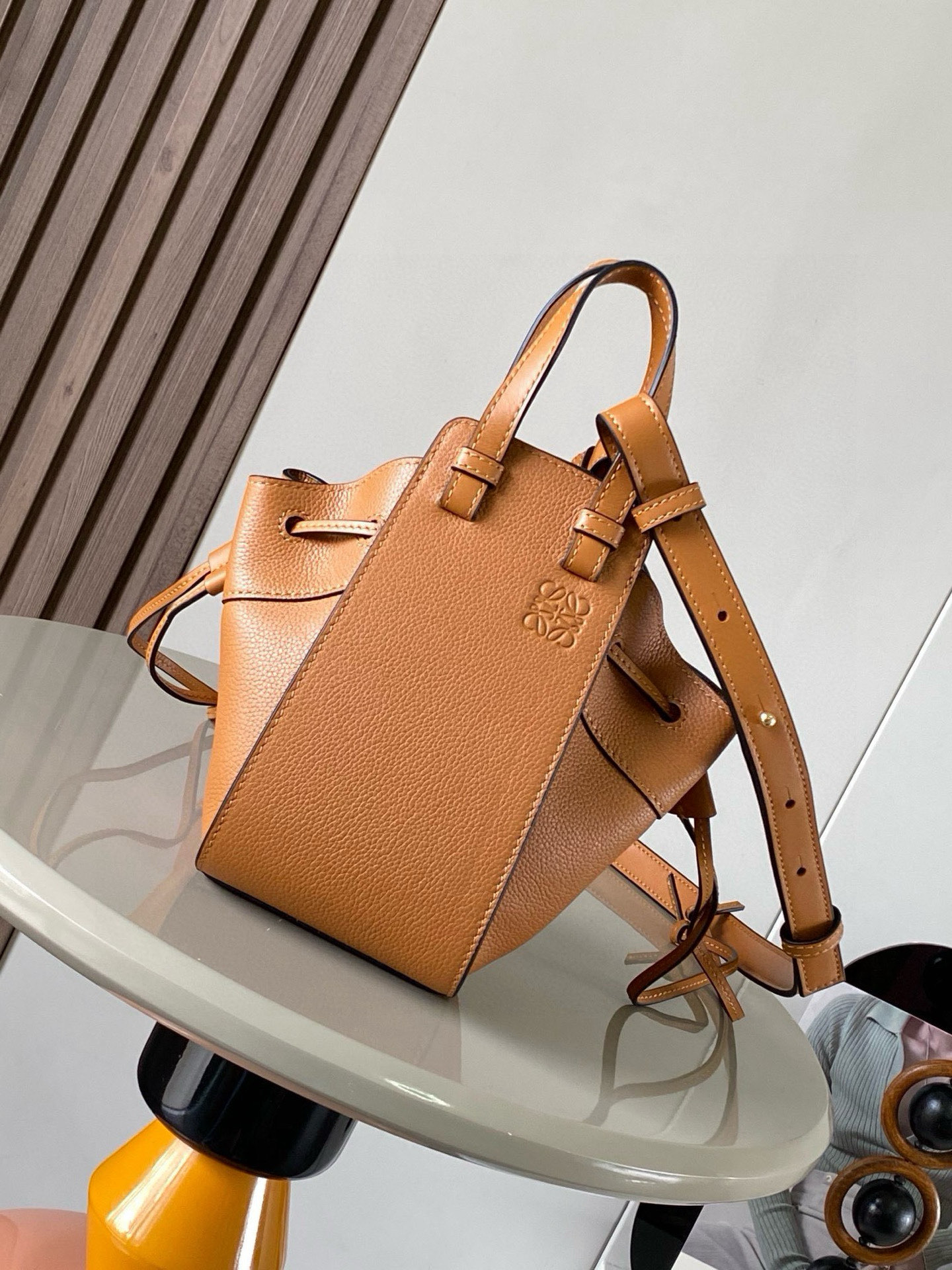 NO:385279,Mini Soft Grain Cowhide Leather Hammock Drawstring Bag with a soft side drawstring body can release the side drawstring to change shape. The looped strap can make the handbag have a variety of ways to wear this mini version is made of soft grained cowhide Leather. * Mini Hammock can hold for example a small vertical wallet, most sized phones (maximum 6.1 inches) and sunglasses case * Crossbody, shoulder or through top handle * Removable adjustable shoulder straps * Two internal insert bags * Can be customized with shoulder straps and personalized hangings * Herringbone cotton canvas lining * Anagram embossed Size 11cm~17cm~19.5cm Model No. 9069 Color Caramel Lily, Loewe, wallets, cowhide19860909迷你柔软粒面牛皮革 Hammock 抽绳袋带有柔软侧面抽绳包身的多功能手袋可释放侧面抽绳来改变形状.环状带子可以使手袋有多种佩戴方式这个迷你版本采用柔软粒面牛皮革制成.＊迷你 Hammock可以容纳例如一只小号垂直钱包、大多数尺寸的手机（最大6.1英寸）和太阳镜盒＊斜挎,肩背或通过顶部提手携带＊可拆卸可调节肩带＊两个内部插袋＊可以使用肩带和个性化挂饰进行定制＊人字纹棉帆布衬里＊ Anagram 压纹 尺寸11cm～17cm～19.5cm 款号9069 颜色焦糖荔,罗意威,loewe,wallets,cowhide,Bag