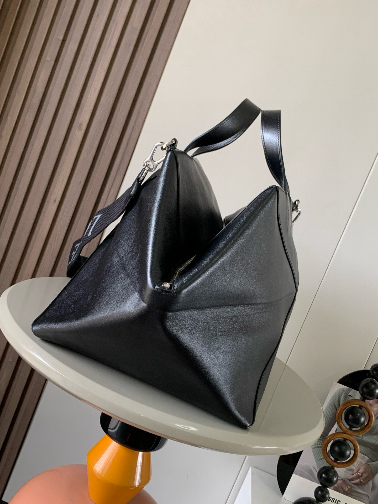 Loewe 特大号亮面牛皮革Puzzle Fold 手袋从品牌 手袋系列的几何线条汲取灵感