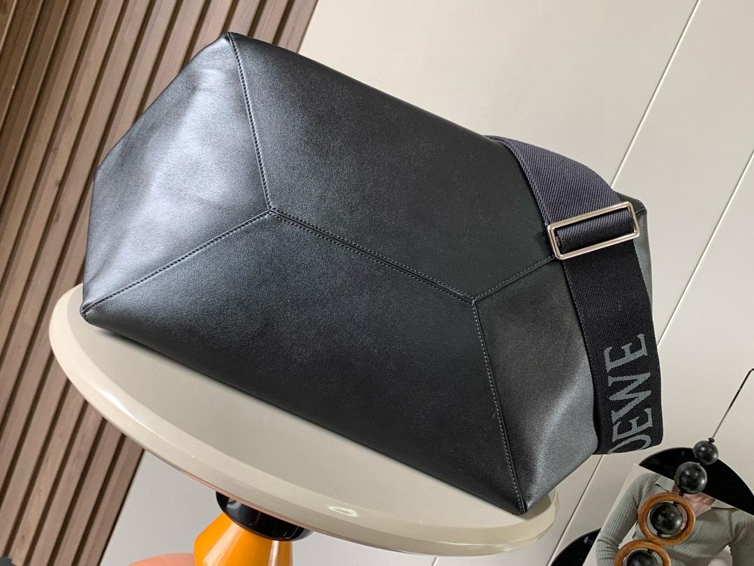Loewe 特大号亮面牛皮革Puzzle Fold 手袋从品牌 手袋系列的几何线条汲取灵感