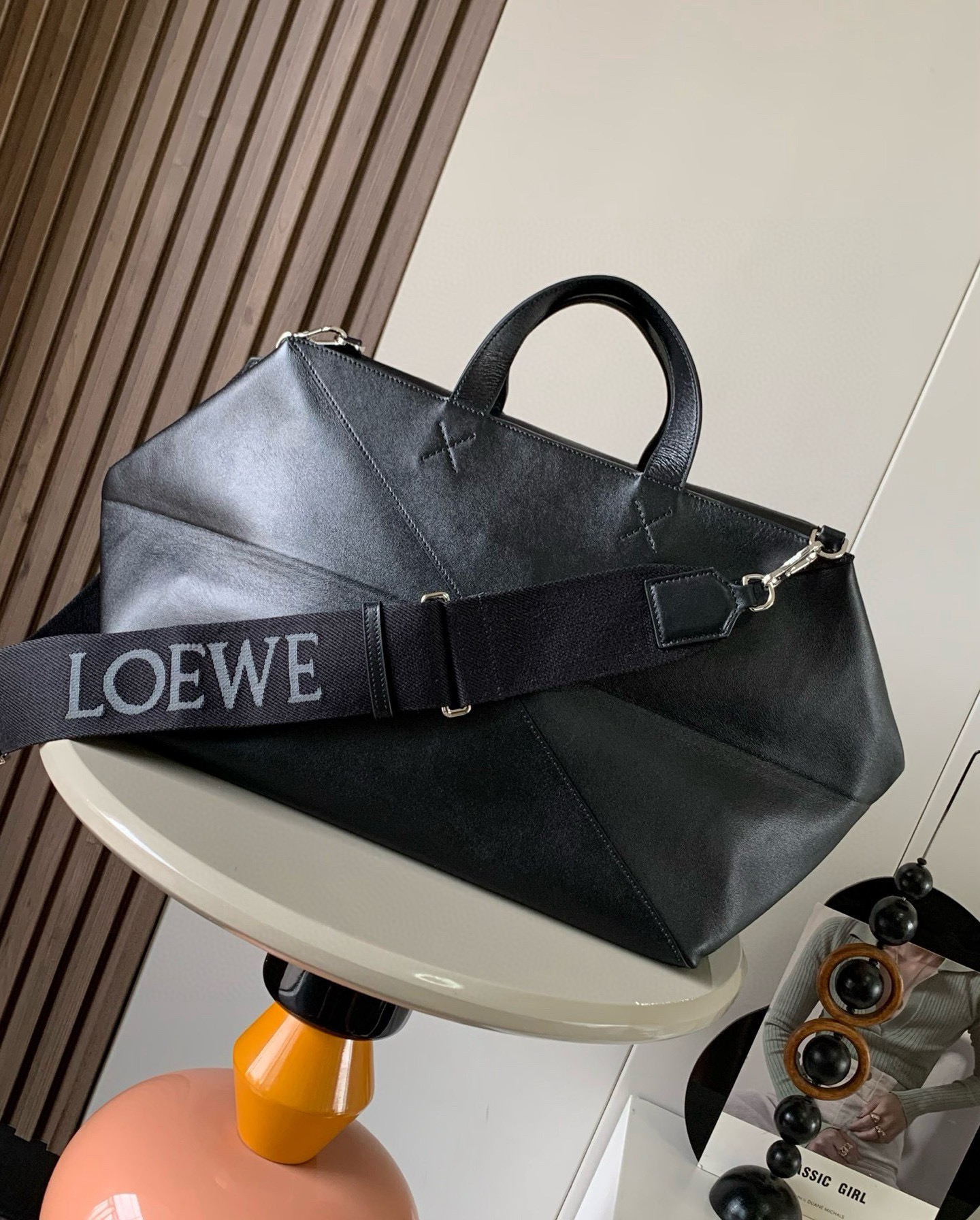 Loewe 特大号亮面牛皮革Puzzle Fold 手袋从品牌 手袋系列的几何线条汲取灵感