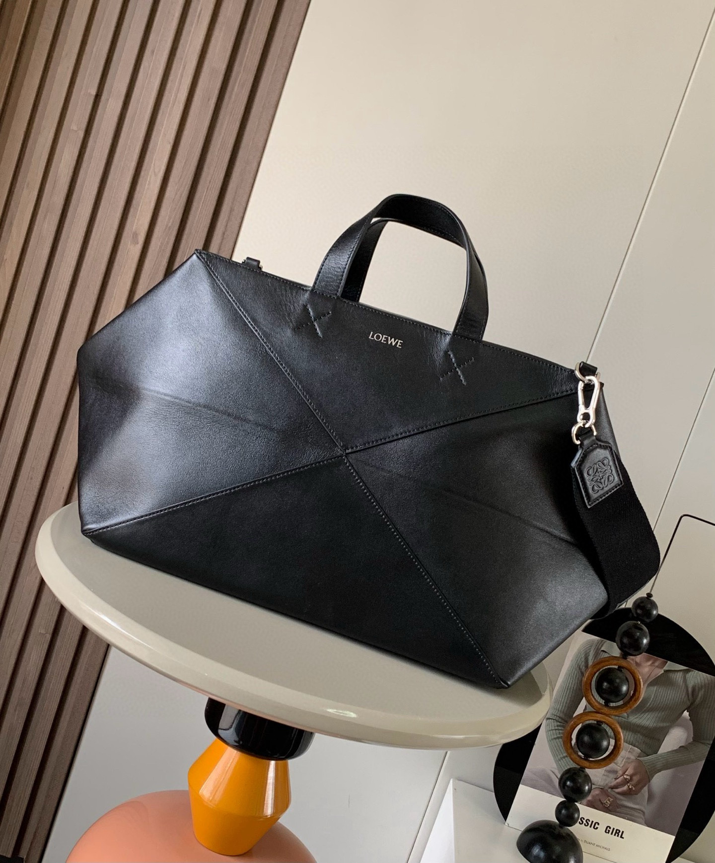 Loewe 特大号亮面牛皮革Puzzle Fold 手袋从品牌 手袋系列的几何线条汲取灵感