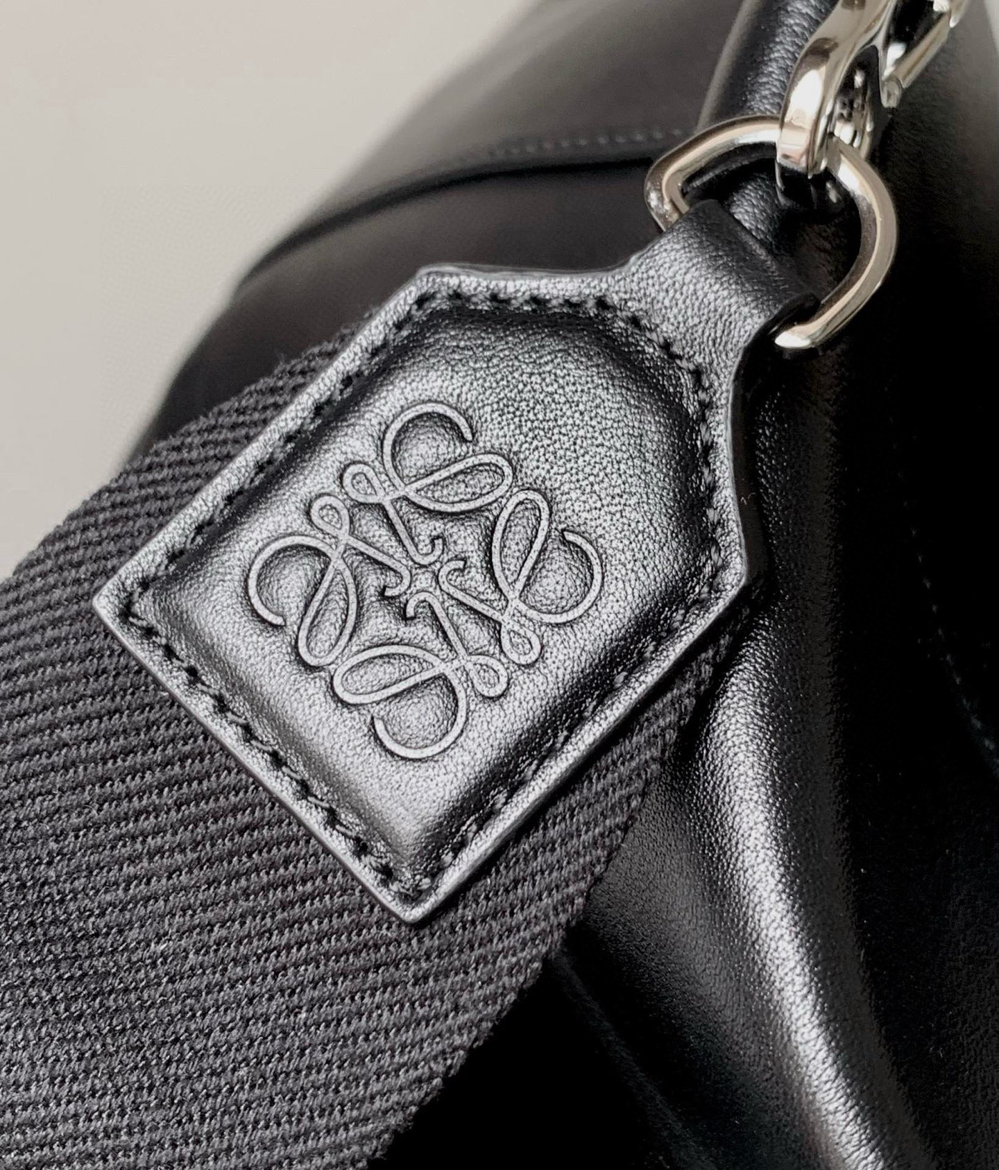 Loewe 特大号亮面牛皮革Puzzle Fold 手袋从品牌 手袋系列的几何线条汲取灵感