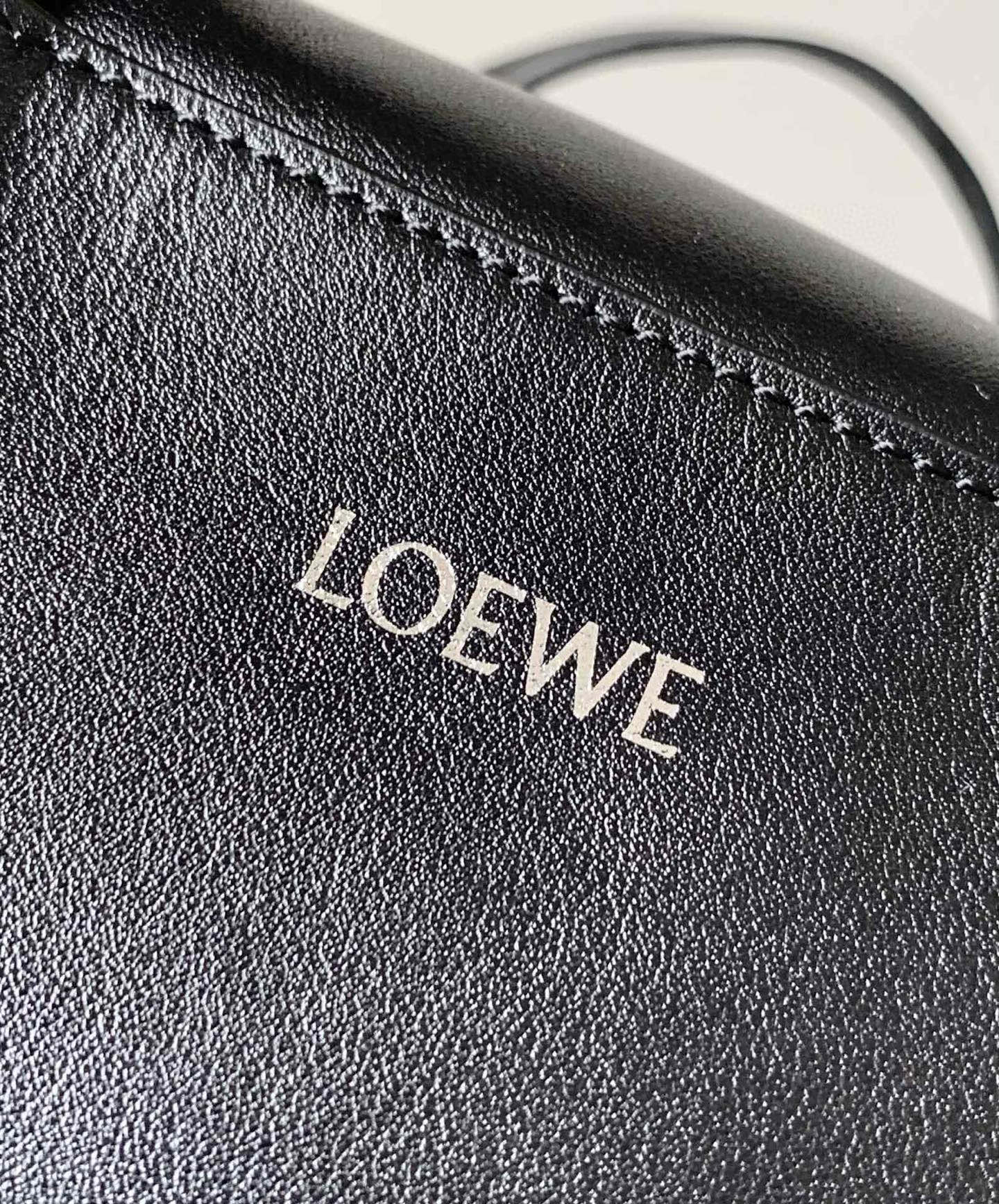 Loewe 特大号亮面牛皮革Puzzle Fold 手袋从品牌 手袋系列的几何线条汲取灵感