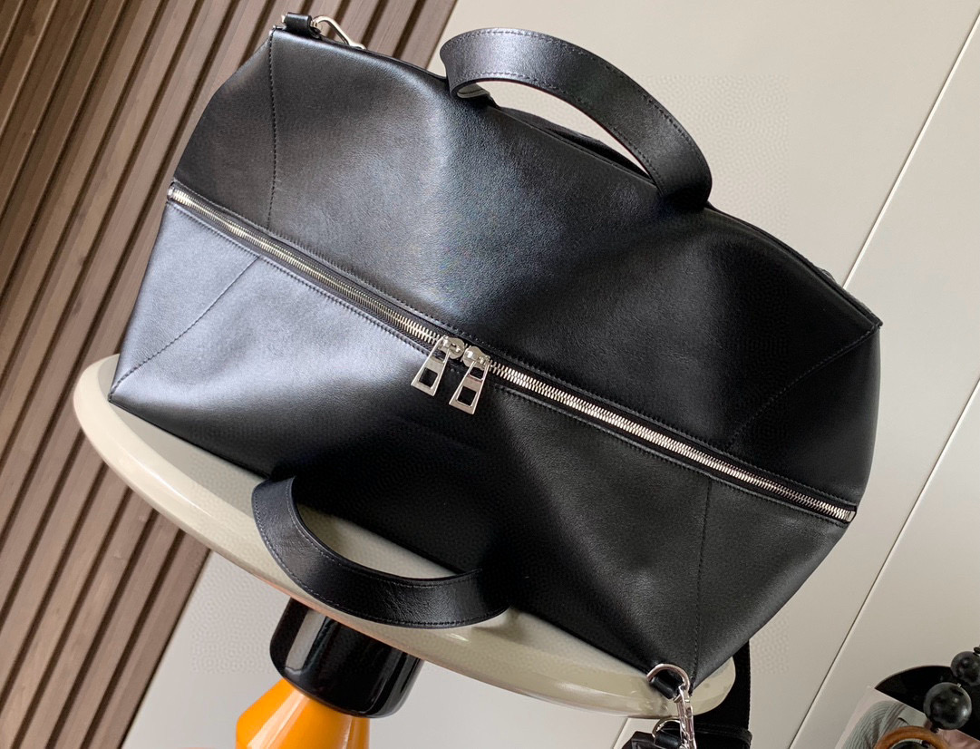 Loewe 特大号亮面牛皮革Puzzle Fold 手袋从品牌 手袋系列的几何线条汲取灵感