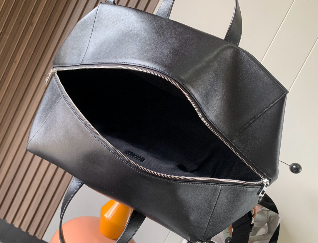 Loewe 特大号亮面牛皮革Puzzle Fold 手袋从品牌 手袋系列的几何线条汲取灵感