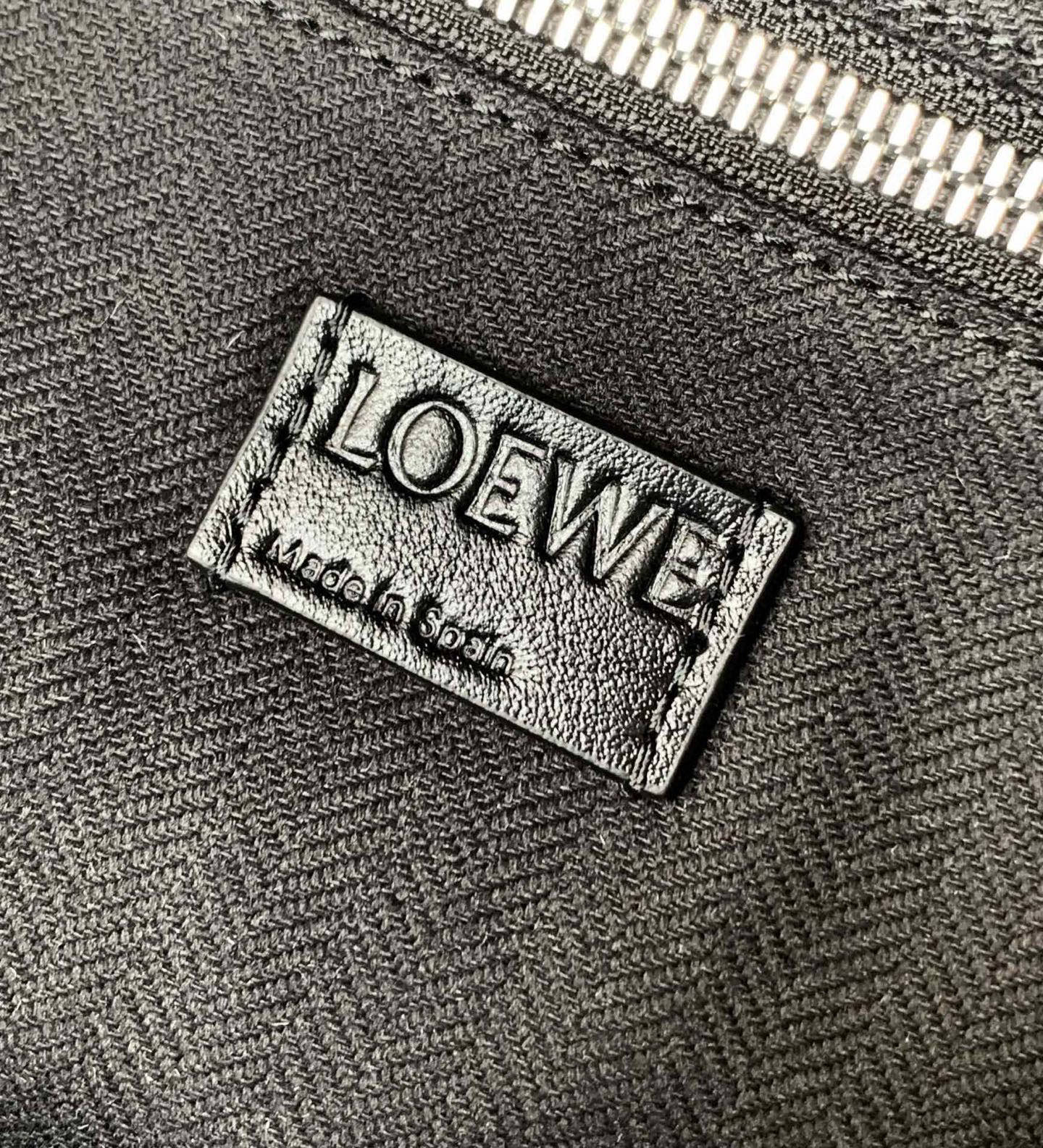 Loewe 特大号亮面牛皮革Puzzle Fold 手袋从品牌 手袋系列的几何线条汲取灵感