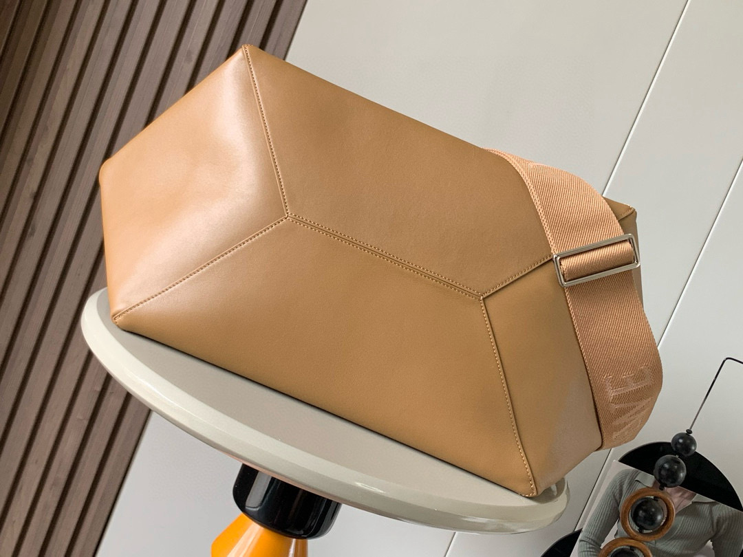 Loewe 特大号亮面牛皮革Puzzle Fold 手袋从品牌 手袋系列的几何线条汲取灵感