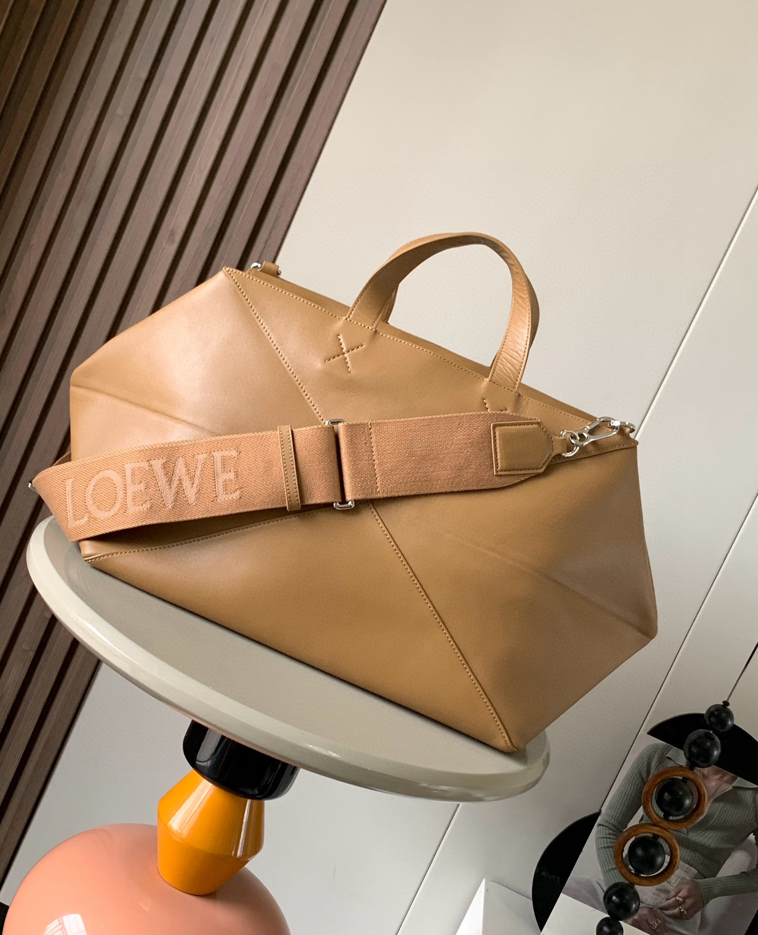 Loewe 特大号亮面牛皮革Puzzle Fold 手袋从品牌 手袋系列的几何线条汲取灵感