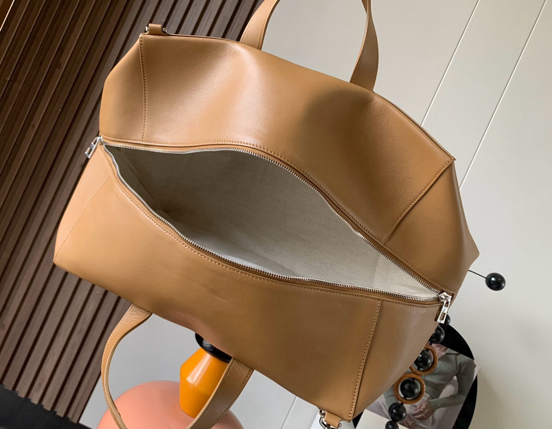 Loewe 特大号亮面牛皮革Puzzle Fold 手袋从品牌 手袋系列的几何线条汲取灵感