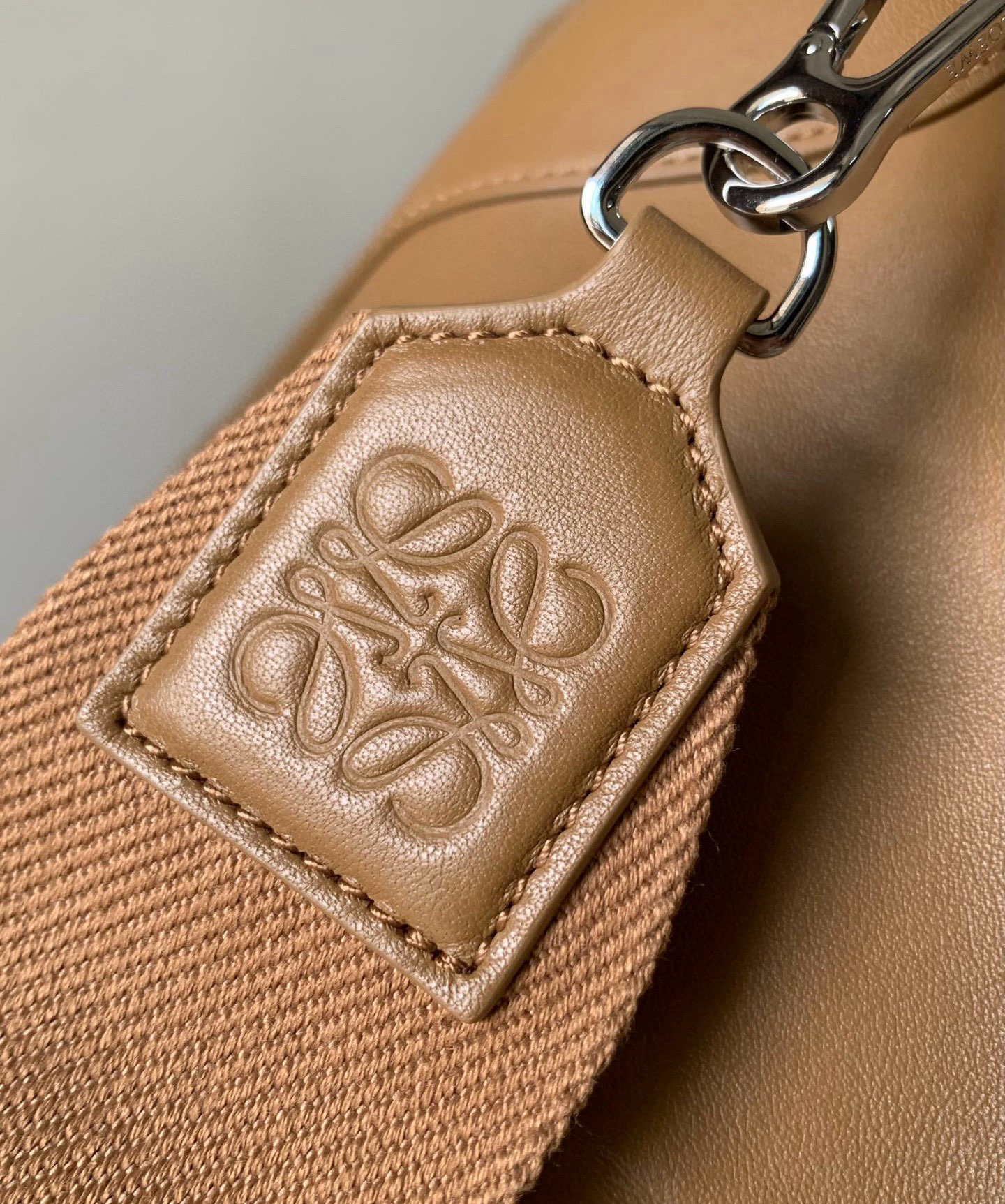 Loewe 特大号亮面牛皮革Puzzle Fold 手袋从品牌 手袋系列的几何线条汲取灵感