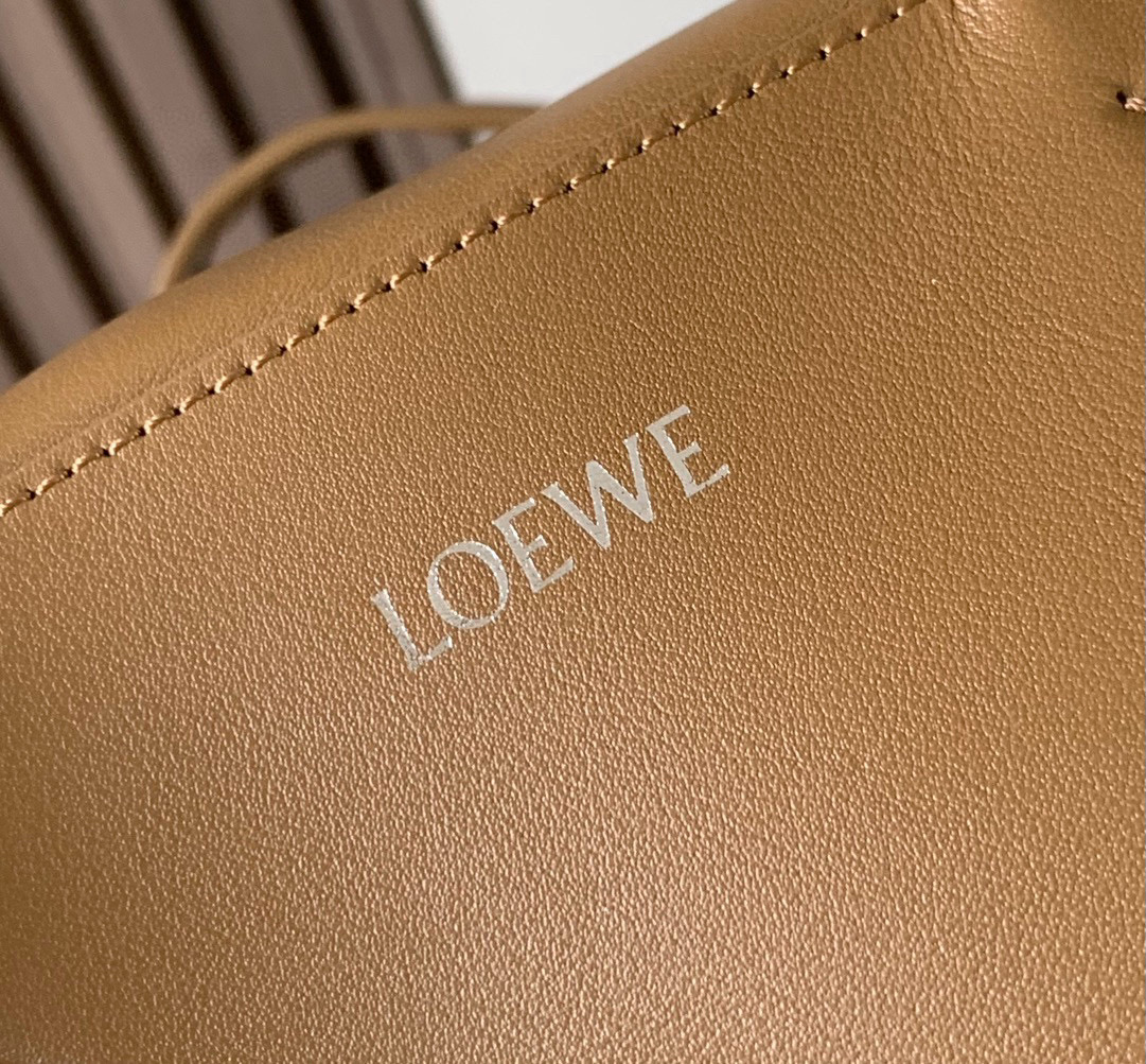 Loewe 特大号亮面牛皮革Puzzle Fold 手袋从品牌 手袋系列的几何线条汲取灵感