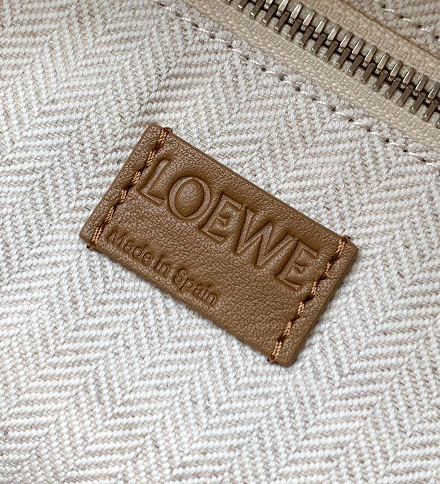 Loewe 特大号亮面牛皮革Puzzle Fold 手袋从品牌 手袋系列的几何线条汲取灵感