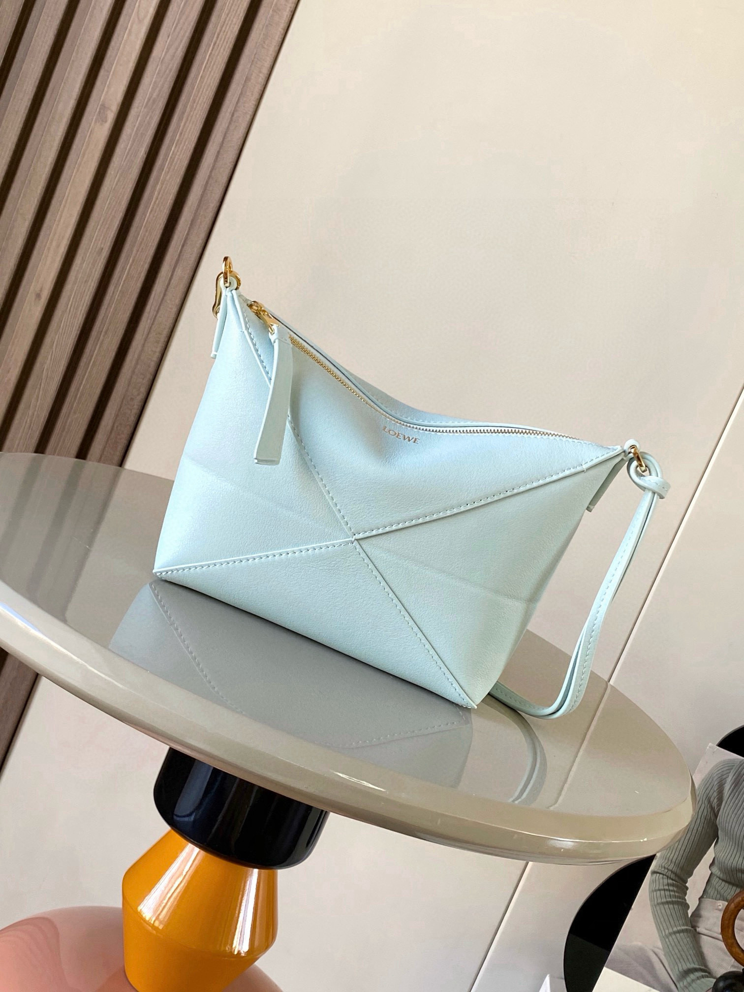 NO:386723,New product Puzzle Fold handbag reinterprets practical and versatile clutch draws inspiration from the geometric lines of the brand's classic handbags and reinterprets them with graphic architectural aesthetics. This handbag is made of glossy Napa leather and is cross-body or placed in other handbags * Removable and adjustable shoulder straps * Zipper opening and closing * Suede lining * LOEWE gold stamping Size 23cm~6.5cm~15.5cm Model No. 9073 Color Glacier Blue, Loewe, loewe, handbag19860909新品 Puzzle Fold手袋重新演绎实用百搭手拿包从品牌经典手袋的几何线条汲取灵感以富含图形建筑美感的镶片重新诠释.此款手袋采用亮面纳帕牛皮革制成可肩背斜挎或放在其他手袋内＊可拆卸可调节肩带＊拉链开合＊绒面革衬里* LOEWE 烫金 尺寸23cm～6.5cm～15.5cm 款号9073 颜色冰川蓝,罗意威,loewe,loewe,handbag,Bag