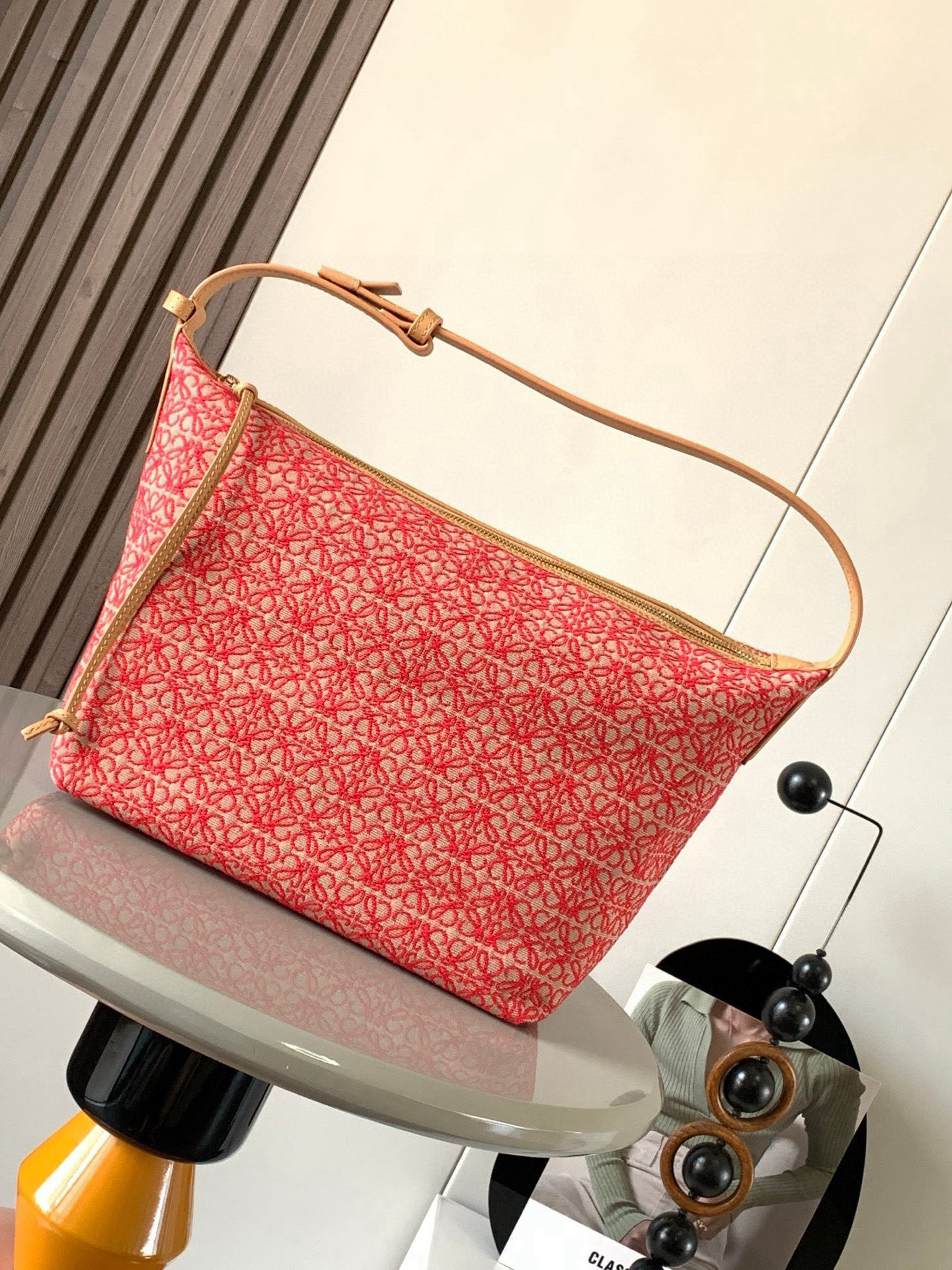 NO:386721,[Gift] Anagram Jacquard Cloth and Cowhide Leather Cubi Handbag Large Bento Bag~ Cubi Lunch Box Bag This season's happiness is given by Cubi!  L0ewe The latest sought-after armpit bag Cubi embroidery design has a high-end feel. Any piece of plain white T can produce a wonderful chemical reaction. The adjustment function of the shoulder strap is also very attentive. There is no too much cumbersome. With a light button, you can free your hands. The handle and armpits look good. The capacity is large and the weight is very light!  So cute Come on the 'Street Blast' mode. Cubi Anagram Bag is a spacious shoulder bag with cowhide base and soft body. This version is made of cowhide and Anagram jacquard!  Large size: 35~21~16CM Model number 9008 Color red flower, Loewe, cowhide19860909[礼物]Anagram 提花布和牛皮革 Cubi 手袋大号便当包～Cubi饭盒包这一季的快乐是Cubi给的！L0ewe 最新抢手腋下包 Cubi绣花设计自带高级感 随便搭件素色白T都能产生奇妙的化学反应肩带的调节功能也十分用心,没有过多的繁琐,轻轻一扣,解放双手,手提、腋下肩背都好看 容量大、自重还很轻！太可爱了快来开启“炸街”模式Cubi Anagram 包袋是一款宽敞的肩包,带有牛皮革底座和柔软的包身.这个版本采用牛皮革和 Anagram 提花布制成！ 大号尺寸:35~21~16CM 款号9008 颜色红色小花,罗意威,loewe,cowhide,Bag