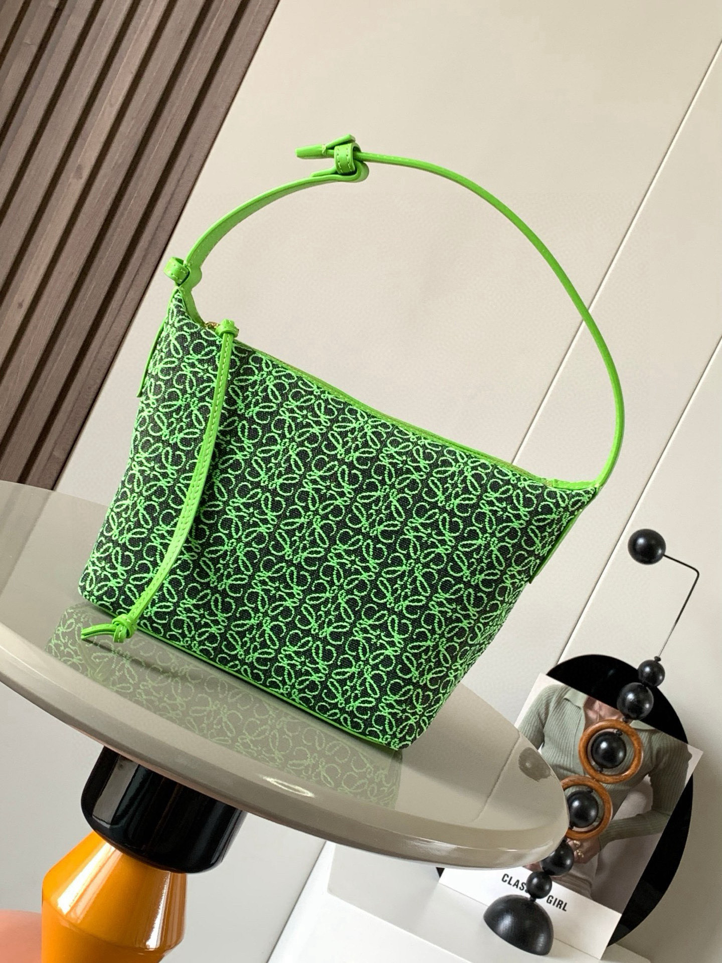 NO:386790,Anagram jacquard cloth and cowhide leather Cubi handbag small bento bag~ Cubi lunch box bag this season's happiness is given by Cubi!  L0ewe The latest sought-after armpit bag Cubi embroidery design has a high-end feel. Any piece of plain white T can produce a wonderful chemical reaction. The adjustment function of the shoulder strap is also very attentive. There is no too much cumbersome. With a light button, you can free your hands. The handle and armpits look good. The capacity is large and the weight is very light!  So cute Come on the 'Street Blast' mode. Cubi Anagram Bag is a spacious shoulder bag with cowhide base and soft body. This version is made of cowhide and Anagram jacquard!  Small size: 21~17~13CM Model number 9007 Color apple green flower, Luo Yiwei, loewe, cowhide19860909Anagram提花布和牛皮革 Cubi手袋小号便当包～Cubi饭盒包这一季的快乐是Cubi给的！L0ewe 最新抢手腋下包 Cubi绣花设计自带高级感 随便搭件素色白T都能产生奇妙的化学反应肩带的调节功能也十分用心,没有过多的繁琐,轻轻一扣,解放双手,手提、腋下肩背都好看 容量大、自重还很轻！太可爱了快来开启“炸街”模式Cubi Anagram 包袋是一款宽敞的肩包,带有牛皮革底座和柔软的包身.这个版本采用牛皮革和 Anagram 提花布制成！ 小号尺寸:21~17~13CM 款号9007 颜色苹果绿小花,罗意威,loewe,cowhide,Bag