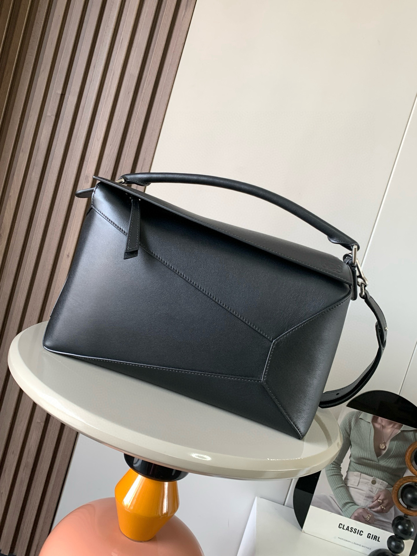 NO:387451,New glossy cowhide leather Puzzle size handbag Puzzle handbag is creative director Jonathan.  Jonathan Anderson created Puzzle’s unique geometric lines for the first handbag rectangular shape and precise cutting technology for LOEWE. This version is made of glossy cowhide leather with overlapping edges*Shoulder, crossbody or hand-held*Removable and adjustable shoulder strap*External rear zipper bag and two internal insert pockets*Zipper closure cowhide zipper head*Can be customized with shoulder straps and personalized hangers*Suede lining*Anagram embossed to meet the needs of different occasionsSize 33cm~14.7cm~21.5cm Model number 9061 Color black, Loewe, loewe, loewe, cowhide19860909新款亮面牛皮革 Puzzle尺寸手袋Puzzle 手袋是创意总监乔纳森．安德森（ Jonathan Anderson）为 LOEWE 推出的首款手提包长方体形状和精确的切割技术创造了 Puzzle 独特的几何线条此版本采用亮面牛皮革制成饰有重叠边缘＊可肩背、斜挎或手提＊可拆卸可调节肩带＊外部后方拉链袋和两个内部插袋＊拉链开合牛皮革拉链头＊可以使用肩带和个性化挂饰进行定制＊绒面革衬里＊ Anagram 压纹 满足不同场合需求男女通用 尺寸33cm～14.7cm～21.5cm 款号9061 颜色黑色,罗意威,loewe,loewe,cowhide,Bag