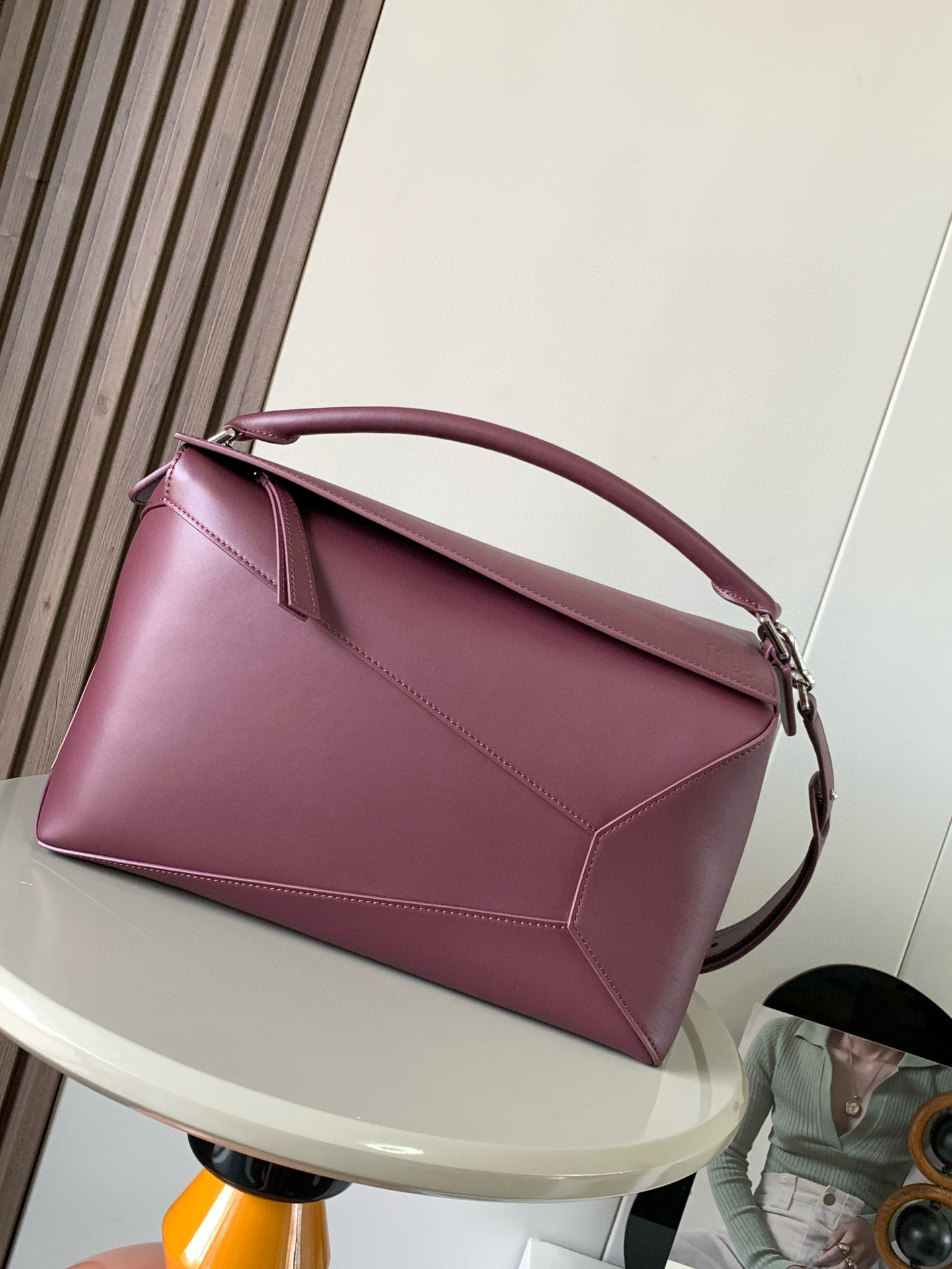 NO:387466,New glossy cowhide leather Puzzle size handbag Puzzle handbag is creative director Jonathan.  Jonathan Anderson created Puzzle’s unique geometric lines for the first handbag rectangular shape and precise cutting technology for LOEWE. This version is made of glossy cowhide leather with overlapping edges*Shoulder, crossbody or hand-held*Removable and adjustable shoulder strap*External rear zipper bag and two internal insert bags*Zipper closure cowhide head*Customizes with shoulder straps and personalized hangings*Suede lining*Anagram embossed to meet the needs of men and women Size 33cm~14.7cm~21.5cm Model number 9061 Color red, Loewe, loewe, loewe, cowhide19860909新款亮面牛皮革 Puzzle尺寸手袋Puzzle 手袋是创意总监乔纳森．安德森（ Jonathan Anderson）为 LOEWE 推出的首款手提包长方体形状和精确的切割技术创造了 Puzzle 独特的几何线条此版本采用亮面牛皮革制成饰有重叠边缘＊可肩背、斜挎或手提＊可拆卸可调节肩带＊外部后方拉链袋和两个内部插袋＊拉链开合牛皮革拉链头＊可以使用肩带和个性化挂饰进行定制＊绒面革衬里＊ Anagram 压纹 满足不同场合需求男女通用 尺寸33cm～14.7cm～21.5cm 款号9061 颜色勃良地红,罗意威,loewe,loewe,cowhide,Bag