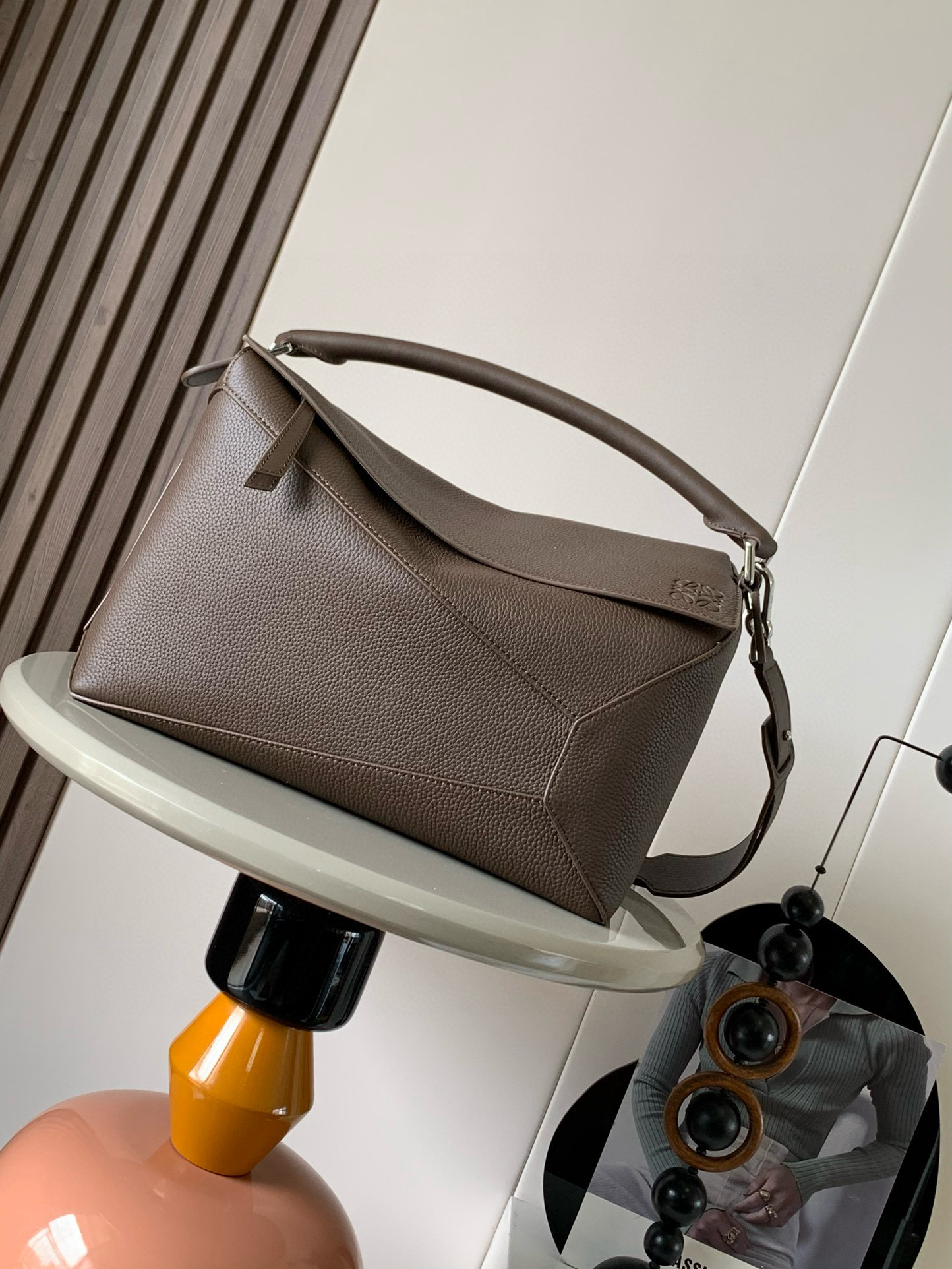 NO:387484,New glossy cowhide leather Puzzle size handbag Puzzle handbag is creative director Jonathan.  Jonathan Anderson created Puzzle’s unique geometric lines for the first handbag rectangular shape and precise cutting technology for LOEWE. This version is made of glossy cowhide leather with overlapping edges*Shoulder, crossbody or hand-held*Removable and adjustable shoulder strap*External rear zipper bag and two internal insert bags*Zipper closure cowhide zipper head*Can be customized with shoulder straps and personalized hangings*Suede lining*Anagram embossed to meet the needs of different occasionsSize 33cm~14.7cm~21.5cm Model number 9061 Color snow-coffee lychee pattern, Loewe, loewe, loewe, cowhide19860909新款亮面牛皮革 Puzzle尺寸手袋Puzzle 手袋是创意总监乔纳森．安德森（ Jonathan Anderson）为 LOEWE 推出的首款手提包长方体形状和精确的切割技术创造了 Puzzle 独特的几何线条此版本采用亮面牛皮革制成饰有重叠边缘＊可肩背、斜挎或手提＊可拆卸可调节肩带＊外部后方拉链袋和两个内部插袋＊拉链开合牛皮革拉链头＊可以使用肩带和个性化挂饰进行定制＊绒面革衬里＊ Anagram 压纹 满足不同场合需求男女通用 尺寸33cm～14.7cm～21.5cm 款号9061 颜色雪咖色荔枝纹,罗意威,loewe,loewe,cowhide,Bag