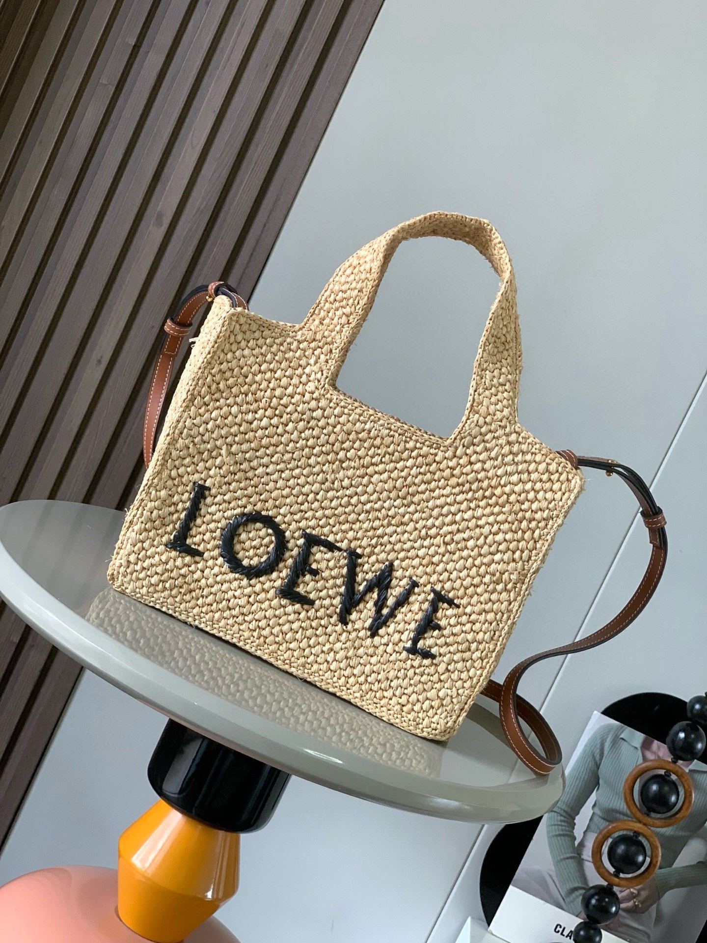NO:388470,Small raffia LOEWE Font Tote Handbag LOEWE Font Tote is a rectangular handbag, completely woven from raffia fiber with contrasting color LOEWE logo Picture size small version. *Handshe or shoulder back *Removable and adjustable shoulder strap *Unlined Model 8021 Size 24cm~11cm~19.5cm Color brown, Loewe, loewe, loewe19860909小号酒椰纤维LOEWE Font Tote 手袋LOEWE Font Tote 是一款长方体手袋,完全由酒椰纤维编织而成饰有对比色 LOEWE 标志 图片尺寸小号版本.＊手提或肩背＊可拆卸可调节肩带＊无衬里 款号8021 尺寸24cm～11cm～19.5cm 颜色棕色,罗意威,loewe,loewe,Bag