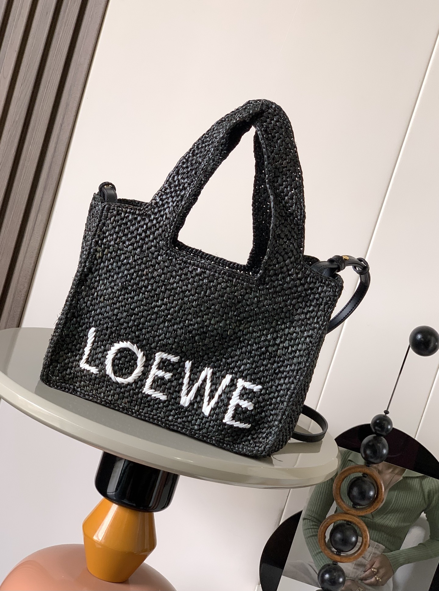 NO:388475,Small raffia LOEWE Font Tote Handbag LOEWE Font Tote is a rectangular handbag, completely woven from raffia fiber with contrasting color LOEWE logo Picture size small version. *Handshe or shoulder back *Removable and adjustable shoulder strap *Unlined Model 8021 Size 24cm~11cm~19.5cm Color black, Loewe, loewe, loewe19860909小号酒椰纤维LOEWE Font Tote 手袋LOEWE Font Tote 是一款长方体手袋,完全由酒椰纤维编织而成饰有对比色 LOEWE 标志 图片尺寸小号版本.＊手提或肩背＊可拆卸可调节肩带＊无衬里 款号8021 尺寸24cm～11cm～19.5cm 颜色黑色,罗意威,loewe,loewe,Bag