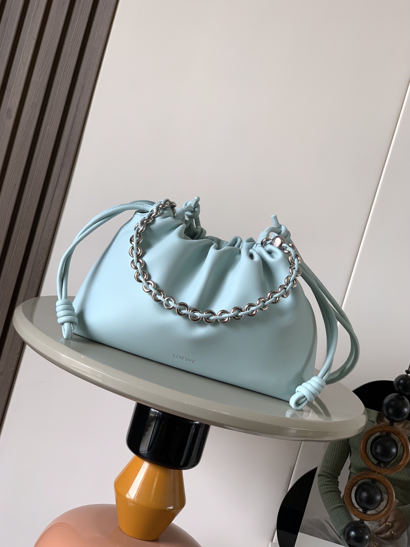 NO:388480,New medium deer leather Flamenco Purse clutch same style as the star Flamenco Purse adopts a pleated design, with the side with an iconic knot. This medium version is made of deer leather * Can be shoulder-back, crossbody or portable * Removable adjustable leather shoulder strap * Removable donut chain decorated with Anagram Pebble * Ultra-light, super soft and scratch-resistant, and you can wear two shoulder straps at will, one shoulder cross-back. Magnetic buckle closure * Suede lining * LOEWE silver sizing 30cm~10.5cm~20cm Model number 9057 Color iceberg blue, Loewe, loewe, handbag19860909新款中号鹿皮革 Flamenco Purse 手拿包明星同款Flamenco Purse 采用褶皱设计,侧面搭配标志性绳结此中号版本采用鹿皮革制成＊可肩背、斜挎或手提＊可拆卸可调节皮革肩带＊可拆卸甜甜圈链条饰有Anagram Pebble ＊超轻超软耐划痕,随意搭配自带两个肩带,单肩斜背都可以.磁扣开合＊绒面革衬里* LOEWE 烫银 尺寸30cm～10.5cm～20cm 款号9057 颜色冰山蓝,罗意威,loewe,loewe,handbag,Bag