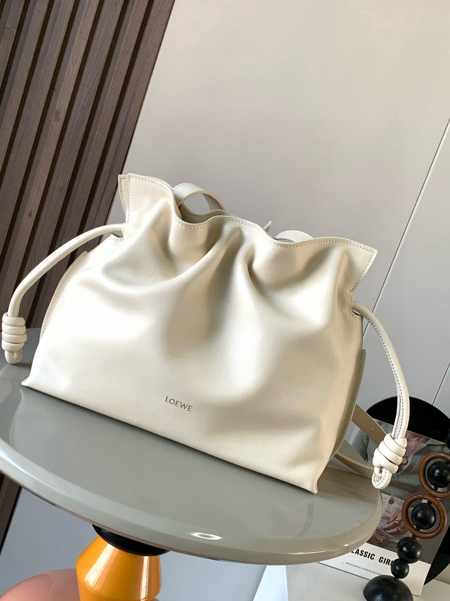 NO:388516,The new version of Mengfu bag 30CM new Napa cowhide leather Flamenco clutch bag is tightened with drawstring and the iconic coiled knot. This version is made of Napa cowhide leather. It has to be said that this brand shows the softness and pragmatism of the leather to the fullest on Flamenco Knot. It can be said that you want to have a perfect combination of drawstring bag and tote bag in Flamenco Knot, bringing a different feeling to girls. Although it looks simple and cannot be simple, it is also very special. The name of this bag is the same as the Spanish Gypsy Franmingo dance. This happens to represent the casual and elegant design style. The leather is smooth Spanish calfskin, which feels very soft, and the reverse suede leather lining is very solid and scratch-resistant. It has a very high exposure in street photography, and it can be used as a shoulder.  The bag can also be used as a drawstring design with a tote bag, as well as loading with soft leather, which makes the rope smoother and smoother, and is very suitable for work or leisure. Size 30CM~24.5CM~10.5CM Model No. 9043 New model Color Angela White, Loewe, loewe, totes, handbag, cowhide19860909新版梦福袋30CM新款纳帕牛皮革Flamenco手拿包福袋采用拉绳收紧,并打上标志性的盘绕结这个版本采用纳帕牛皮革制成不得不说,这个品牌将皮质的柔软和实用主义都在Flamenco Knot上展现得淋漓尽致可以说是想要什么感觉都能在Flamenco Knot中找到了将抽绳包和托特包完美结合,带给女生们不一样的感觉虽然看上去简单不能再简单,但又很特别,随性有范这款包的名字与西班牙吉卜赛人的弗朗明戈舞蹈同名这恰好也代表着罗意威随性优雅又个性洒脱的设计风格皮料是光滑的西班牙小牛皮,手感特别软,反绒面皮革里衬很扎实耐刮,街拍中曝光率极高的它,除了可作shoulder bag亦可作手提袋特色的拉绳设计,以及柔软皮革加载,拉紧绳索更显流畅线条,无论上班或休闲都非常得宜 尺寸30CM~24.5CM~10.5CM 款号9043 新款 颜色安格拉白,罗意威,loewe,totes,handbag,cowhide,Bag