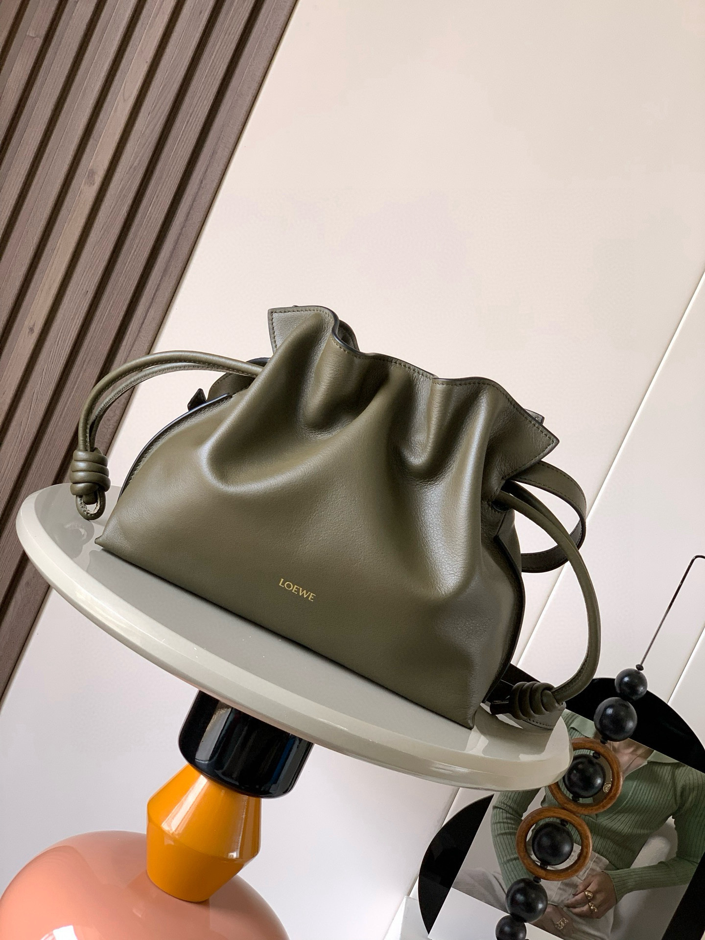 NO:388530,The new version of Mengfu bag 30CM new Napa cowhide leather Flamenco clutch bag is tightened with drawstring and the iconic coiled knot is made of this version. This version is made of Napa cowhide leather. It has to be said that this brand shows the softness and pragmatism of the leather to the fullest on Flamenco Knot. It can be said that you want to have a perfect combination of drawstring bag and tote bag in Flamenco Knot, bringing a different feeling to girls. Although it looks simple and cannot be simple, it is also very special. The name of this bag is the same as the Spanish Gypsy Franmingo dance. This happens to represent the casual and elegant design style. The leather is smooth. The Spanish calf leather feels very soft. The reverse suede leather lining is very solid and scratch-resistant. It has a very exposure in street photography, and it can be used as a shoulder.  The bag can also be used as a drawstring design with a tote bag, as well as loading with soft leather, which makes the rope smoother and smoother, and is very suitable for work or leisure. Size 30CM~24.5CM~10.5CM Model number 9043 Color dark khaki green (black edge), Loewe, totes, handbag, cowhide19860909新版梦福袋30CM新款纳帕牛皮革Flamenco手拿包福袋采用拉绳收紧,并打上标志性的盘绕结这个版本采用纳帕牛皮革制成不得不说,这个品牌将皮质的柔软和实用主义都在Flamenco Knot上展现得淋漓尽致可以说是想要什么感觉都能在Flamenco Knot中找到了将抽绳包和托特包完美结合,带给女生们不一样的感觉虽然看上去简单不能再简单,但又很特别,随性有范这款包的名字与西班牙吉卜赛人的弗朗明戈舞蹈同名这恰好也代表着罗意威随性优雅又个性洒脱的设计风格皮料是光滑的西班牙小牛皮手感特别软,反绒面皮革里衬很扎实耐刮,街拍中曝光率极的它,除了可作shoulder bag亦可作手提袋特色的拉绳设计,以及柔软皮革加载,拉紧绳索更显流畅线条,无论上班或休闲都非常得宜 尺寸30CM~24.5CM~10.5CM 款号9043 颜色深卡其绿(黑边),罗意威,loewe,totes,handbag,cowhide,Bag