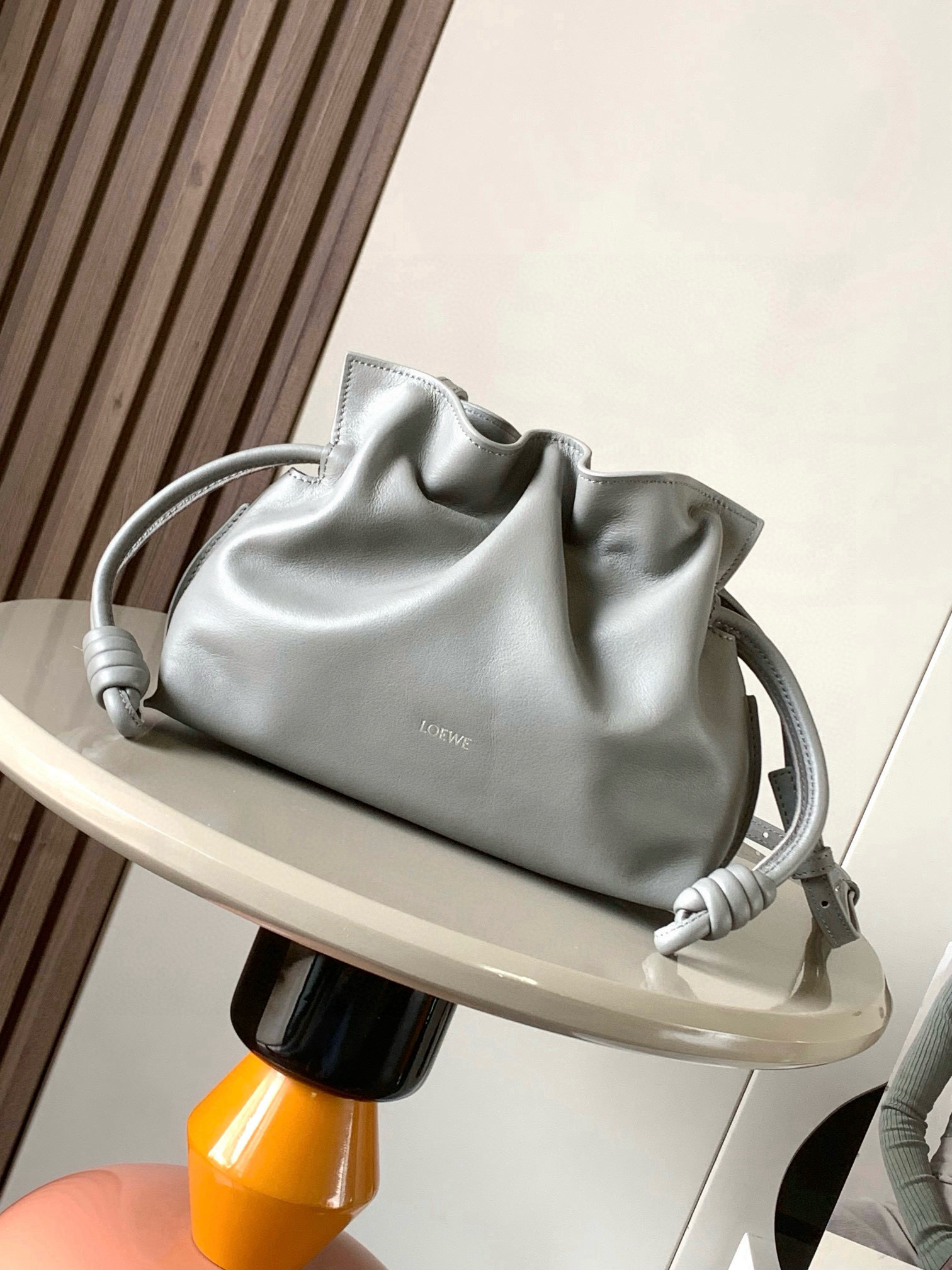 NO:388542,The new version of the lucky bag mini 23CM new Napa cowhide leather Flamenco clutch bag is tightened with drawstring and the iconic coiled knot. This version is made of Napa cowhide leather. It has to be said that this brand shows the softness and pragmatism of the leather to the fullest on Flamenco Knot. It can be said that you want to have a perfect combination of drawstring bag and tote bag in Flamenco Knot, bringing a different feeling to girls. Although it looks simple and cannot be simple, it is also very special. The name of this bag is the same as the Spanish Gypsy Franmingo dance. This happens to represent the casual and elegant design style. The leather is smooth Spanish calfskin, which feels very soft, and the reverse suede leather lining is very solid and scratch-resistant. It has a very high exposure in street photography, in addition to being a shoulder  The bag can also be used as a drawstring design with a tote bag, as well as loading with soft leather, which makes the rope smoother and smoother, and is very suitable for work or leisure. Size 23CM~18CM~9CM Model number 9044 Color asphalt gray silver buckle, Loewe, totes, handbag, cowhide19860909新版本福袋迷你23CM新款纳帕牛皮革Flamenco手拿包福袋采用拉绳收紧,并打上标志性的盘绕结这个版本采用纳帕牛皮革制成不得不说,这个品牌将皮质的柔软和实用主义都在Flamenco Knot上展现得淋漓尽致可以说是想要什么感觉都能在Flamenco Knot中找到了将抽绳包和托特包完美结合,带给女生们不一样的感觉虽然看上去简单不能再简单,但又很特别,随性有范这款包的名字与西班牙吉卜赛人的弗朗明戈舞蹈同名这恰好也代表着罗意威随性优雅又个性洒脱的设计风格皮料是光滑的西班牙小牛皮,手感特别软,反绒面皮革里衬很扎实耐刮,街拍中曝光率极高的它,除了可作shoulder bag亦可作手提袋特色的拉绳设计,以及柔软皮革加载,拉紧绳索更显流畅线条,无论上班或休闲都非常得宜 尺寸23CM~18CM~9CM 款号9044 颜色沥青灰银扣,罗意威,loewe,totes,handbag,cowhide,Bag