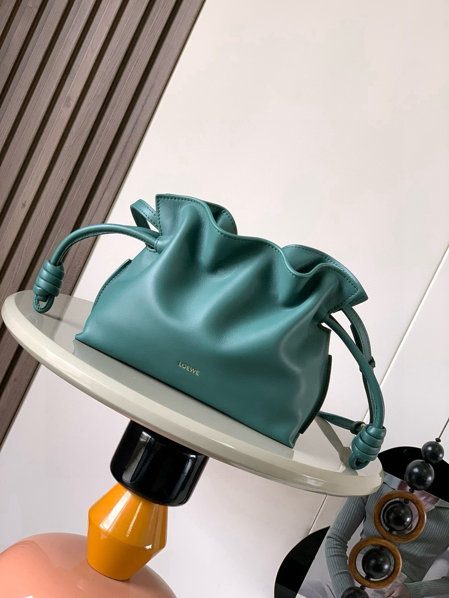 NO:388601,The new version of the lucky bag mini 23CM new Napa cowhide leather Flamenco clutch bag is tightened with drawstring and the iconic coiled knot. This version is made of Napa cowhide leather. It has to be said that this brand shows the softness and pragmatism of the leather to the fullest on Flamenco Knot. It can be said that you want to have a perfect combination of drawstring bag and tote bag in Flamenco Knot, bringing a different feeling to girls. Although it looks simple and cannot be simple, it is also very special. The name of this bag is the same as the Spanish Gypsy Franmingo dance. This happens to represent the casual and elegant design style. The leather is smooth Spanish calfskin, which feels very soft, and the reverse suede leather lining is very solid and scratch-resistant. It has a very high exposure in street photography, in addition to being a shoulder  The bag can also be used as a drawstring design with a tote bag, as well as loading with soft leather, which makes the rope smoother and smoother, and is very suitable for work or leisure. Size 23CM~18CM~9CM Model number 9044 Color Aden green, Loewe, totes, handbag, cowhide19860909新版本福袋迷你23CM新款纳帕牛皮革Flamenco手拿包福袋采用拉绳收紧,并打上标志性的盘绕结这个版本采用纳帕牛皮革制成不得不说,这个品牌将皮质的柔软和实用主义都在Flamenco Knot上展现得淋漓尽致可以说是想要什么感觉都能在Flamenco Knot中找到了将抽绳包和托特包完美结合,带给女生们不一样的感觉虽然看上去简单不能再简单,但又很特别,随性有范这款包的名字与西班牙吉卜赛人的弗朗明戈舞蹈同名这恰好也代表着罗意威随性优雅又个性洒脱的设计风格皮料是光滑的西班牙小牛皮,手感特别软,反绒面皮革里衬很扎实耐刮,街拍中曝光率极高的它,除了可作shoulder bag亦可作手提袋特色的拉绳设计,以及柔软皮革加载,拉紧绳索更显流畅线条,无论上班或休闲都非常得宜 尺寸23CM~18CM~9CM 款号9044 颜色亚丁绿,罗意威,loewe,totes,handbag,cowhide,Bag