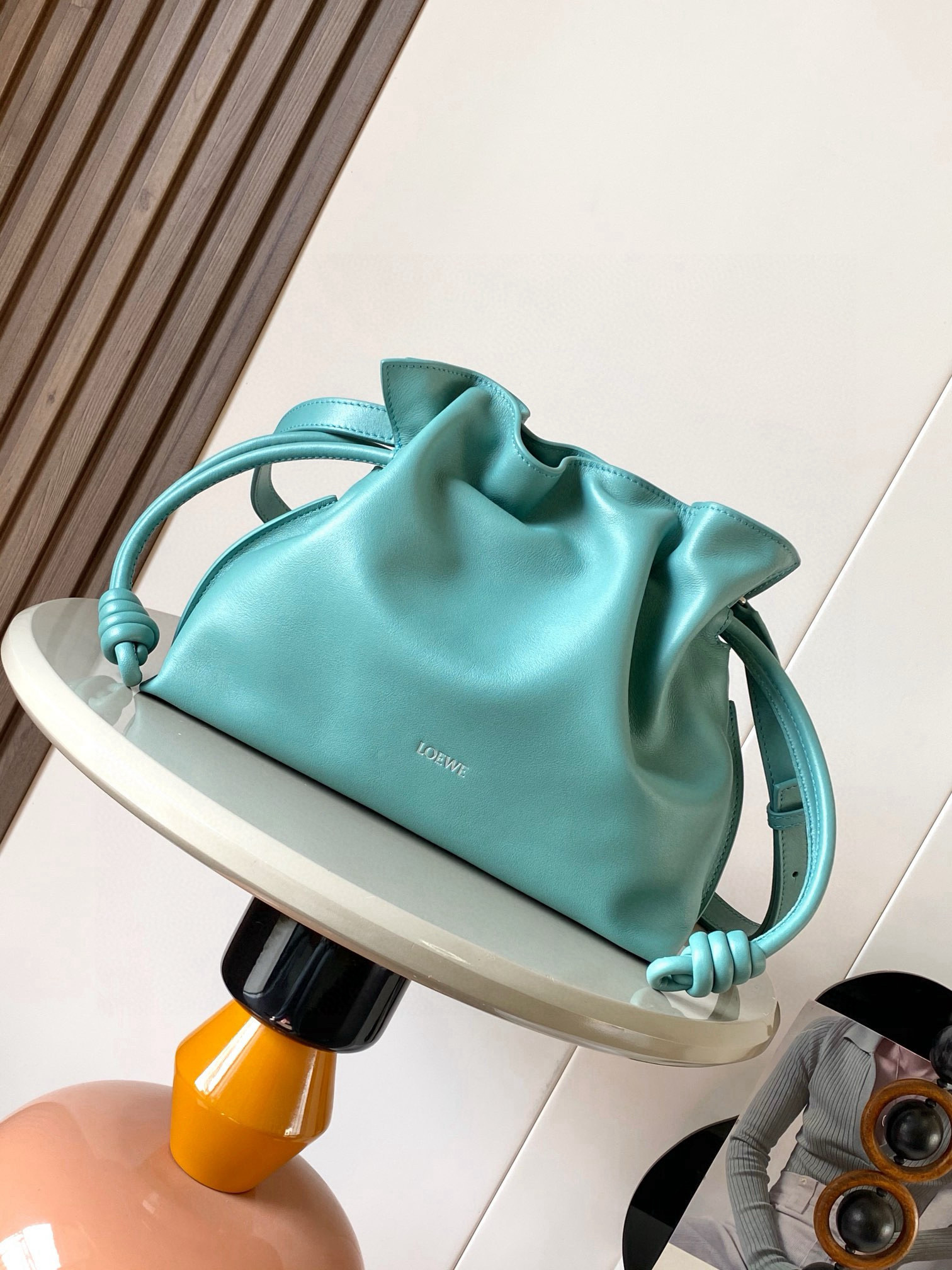 NO:388609,The new version of Mengfu bag 30CM new Napa cowhide leather Flamenco clutch bag is tightened with drawstring and the iconic coiled knot is made of this version. This version is made of Napa cowhide leather. It has to be said that this brand shows the softness and pragmatism of the leather to the fullest on Flamenco Knot. It can be said that you want to have a perfect combination of drawstring bag and tote bag in Flamenco Knot, bringing a different feeling to girls. Although it looks simple and cannot be simple, it is also very special. The name of this bag is the same as the Spanish Gypsy Franmingo dance. This happens to represent the casual and elegant design style. The leather is smooth. The Spanish calf leather feels very soft. The reverse suede leather lining is very solid and scratch-resistant. It has a very exposure in street photography, and it can be used as a shoulder.  The bag can also be used as a drawstring design with a tote bag, as well as loading with soft leather, which makes the rope smoother and smoother, and is very suitable for work or leisure. Size 30CM~24.5CM~10.5CM Model number 9043 Color water blue, Loewe, totes, handbag, cowhide19860909新版梦福袋30CM新款纳帕牛皮革Flamenco手拿包福袋采用拉绳收紧,并打上标志性的盘绕结这个版本采用纳帕牛皮革制成不得不说,这个品牌将皮质的柔软和实用主义都在Flamenco Knot上展现得淋漓尽致可以说是想要什么感觉都能在Flamenco Knot中找到了将抽绳包和托特包完美结合,带给女生们不一样的感觉虽然看上去简单不能再简单,但又很特别,随性有范这款包的名字与西班牙吉卜赛人的弗朗明戈舞蹈同名这恰好也代表着罗意威随性优雅又个性洒脱的设计风格皮料是光滑的西班牙小牛皮手感特别软,反绒面皮革里衬很扎实耐刮,街拍中曝光率极的它,除了可作shoulder bag亦可作手提袋特色的拉绳设计,以及柔软皮革加载,拉紧绳索更显流畅线条,无论上班或休闲都非常得宜 尺寸30CM~24.5CM~10.5CM 款号9043 颜色水蓝色,罗意威,loewe,totes,handbag,cowhide,Bag