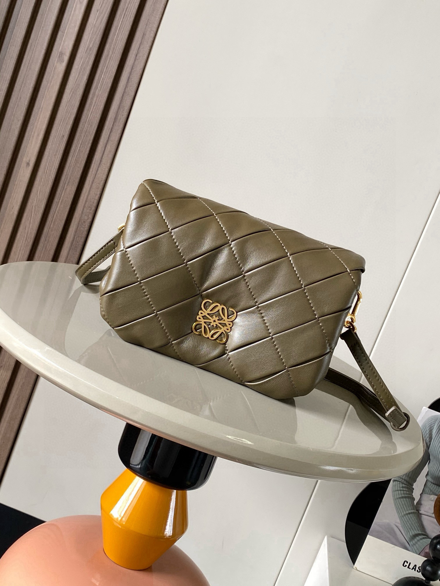 NO:388566,Mini glossy Napa Sheepskin Puffer Goya Handbags Goya Puffer inspired by Goya aesthetics and brings a new sensory and tactile dimension through shiny Napa Sheepskin with goose feather padding. This mini version is made of pleated sheepskin, hand-tailed, stitched and sewn * Various back methods for shoulder or hand-held * Removable and adjustable shoulder straps * Magnetic buckle opening and closing * One compartment and one zipper pocket * Napa Sheepskin Lining Color Khaki Green Size 20cm~6cm~13cm Model No. 9077, Loewe, sheepskin19860909迷你亮面纳帕羊皮革褶皱 Puffer Goya 手袋Goya Puffer 受到了Goya 美学的启发,通过带有鹅毛衬垫的闪亮纳帕羊皮革,带来了全新的感官和触觉维度此迷你版本采用褶皱羊皮革制成,经过手工剪裁、缝合和缝制＊多种背法可肩背或手拿＊可拆卸可调节肩带＊磁扣开合＊一个隔层和一个拉链口袋＊纳帕羊皮革衬里 颜色卡其绿 尺寸20cm～6cm～13cm 款号9077,罗意威,loewe,sheepskin,Bag